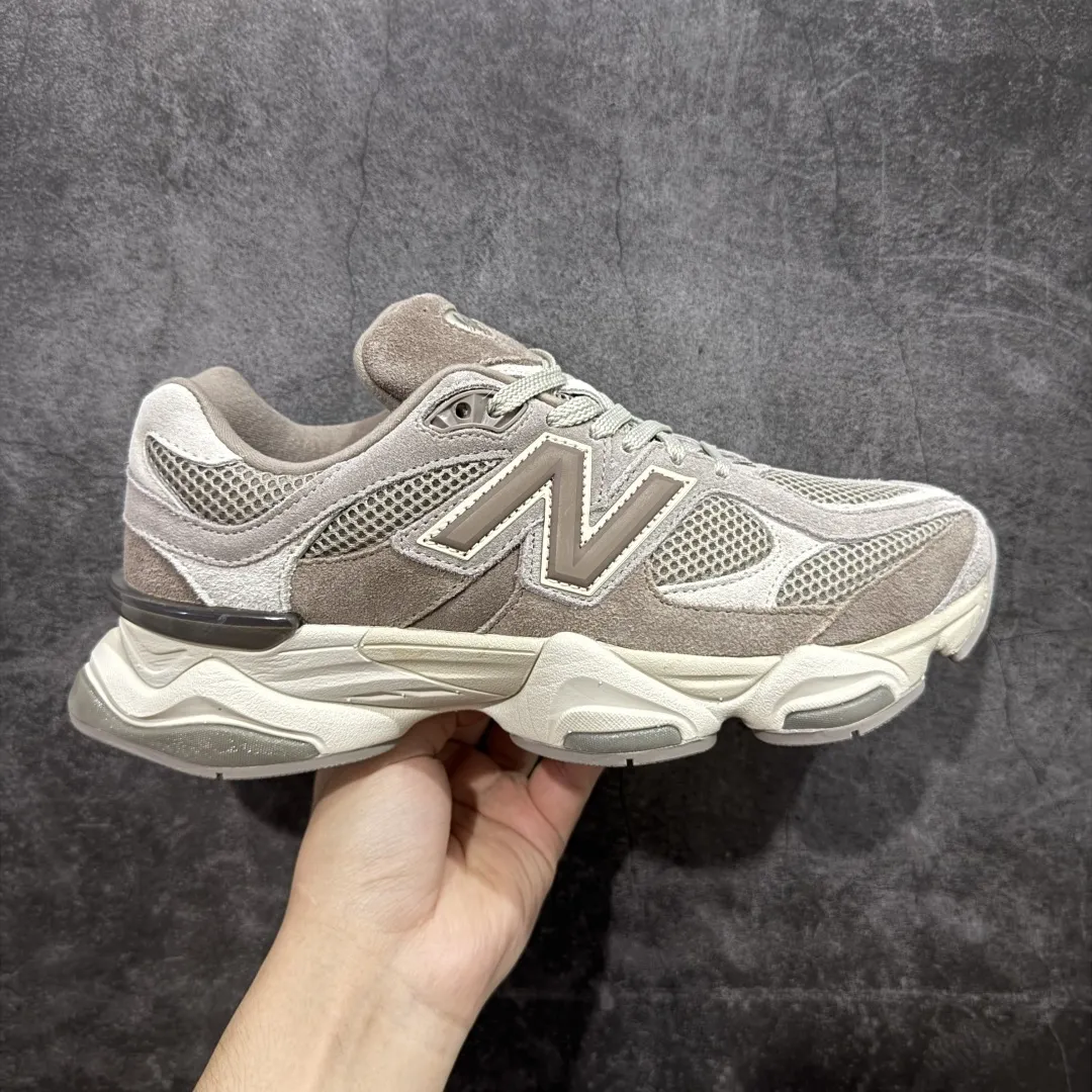 💰240【纯原版】 New Balance NB9060 联名款 复古休闲运动慢跑鞋 棕灰色U9060ERC 全套原楦原纸板原厂数据开发 进口三明治网面 原装进口翻毛皮料正确绒感卡色 正确中底拉帮中底网布细节 原厂标裁 带紫光防伪 定制后跟透明水晶模块 冲裁组合 大底贴合程度胶水上色把控完美 整洁度挑战全网艺术家 多道序QC把关品质完善 匠心打造 耗时两个月开发完成 工艺极其复杂难度可想而知 新开独立私模大底 全网唯一正确六层组合大底 高端零售专供产物 Size：36 37 37.5 38 38.5 39.5 40 40.5 41.5 42 42.5 43 44 45 46.5