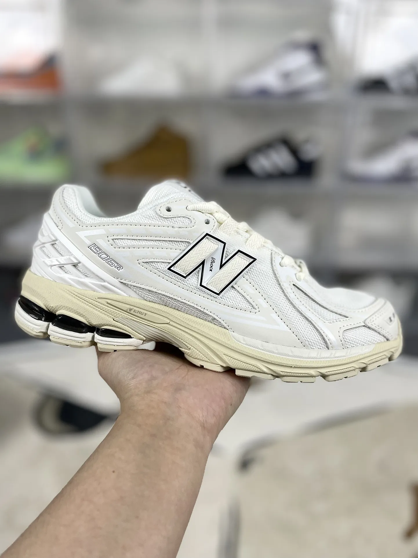 💰190 Z版纯原New Balance NB 1906R 舒适百搭减震支撑耐磨轻便透气防滑 低帮 休闲跑步鞋 男女同款 白色 ▪️New Balance以诞生于21世纪的科技跑鞋1906为蓝本，融合现代先锋科技与日常使用风格注入当代美学，革新演绎复古时尚。淋漓经典轮廓，致敬千福一代跑者的科技美学，1906R以现代设计语言还原初始配色，层次演绎时光更迭的魅力。 ▪️尺码：36-47（36 37 37.5 38 38.5 39.5 40 40.5 41.5 42 42.5 43 44 44.5 45 45.5 46.5 47） ▪️货号：M1906RWW