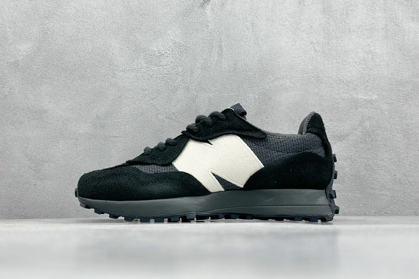 💰170 纯原New Balance MS327 复古休闲运动慢跑鞋 全新 New Balance 327 系列,以更纯粹的复古风格设计打造的全新造型。侧身还以解构设计,将 N 字标志以做旧压花样式呈现,样式别具新意。而麂皮、冲孔皮革的塑造,则呈现出高级怀旧气质,也让鞋款在奢华时装风格与运动氛围之间达到了平衡 官方货号: U327WVE 尺码:36-45 编码:28