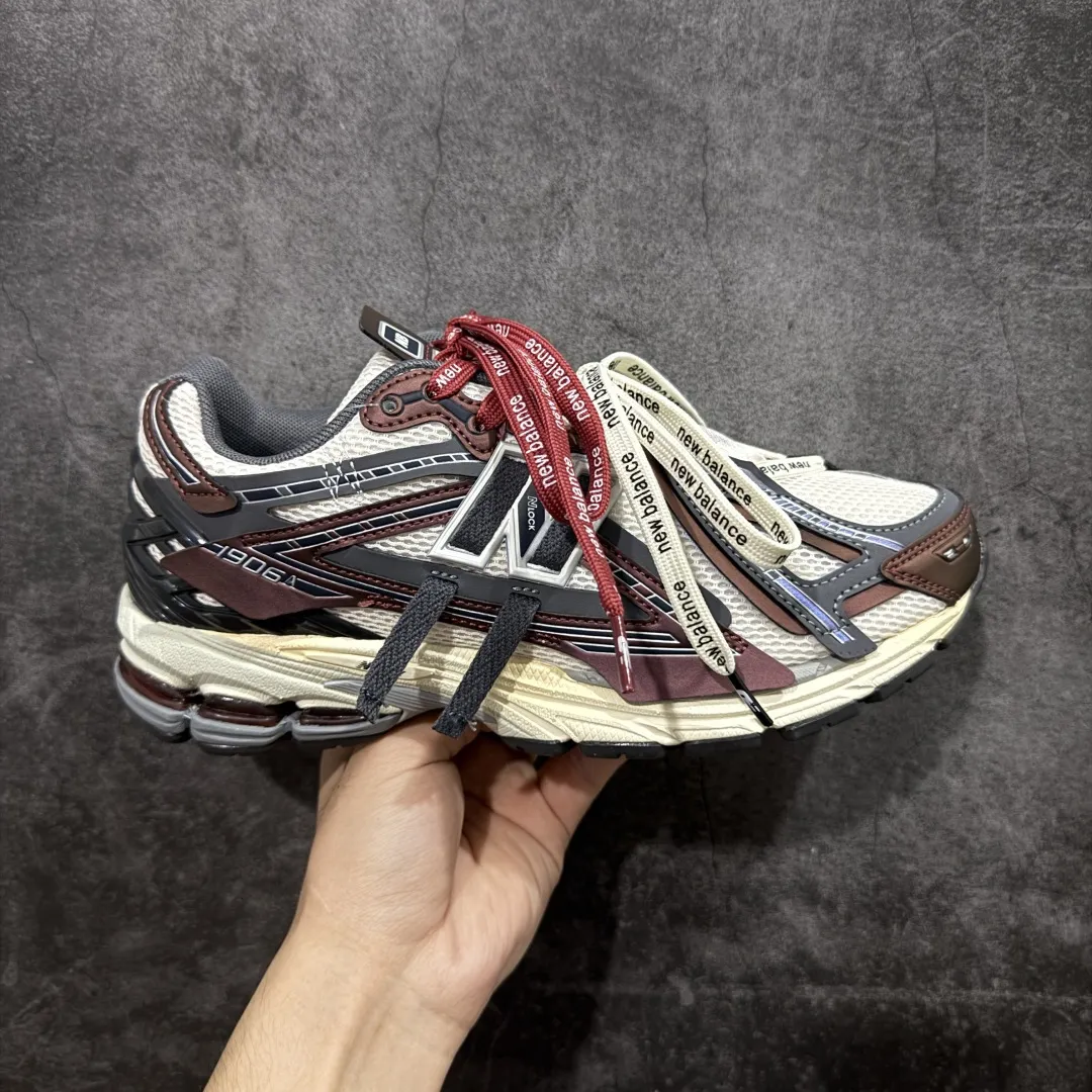 💰260 【纯原K版】新百伦New Balance M1906AR系列低帮复古老爹风休闲运动慢跑鞋 M1906AR 双绑带版本(另附一副原版鞋带) 全新大厂出品 市场第一梯队品质 绝对秒杀市场货 完美版型 正确组合大底 区别市场刷漆底版本 全套原楦原纸板原厂数据开发 进口三明治网面 原装进口皮料正确卡色 正确中底拉帮中底网布细节 原厂标裁 带紫光防伪 定制后跟透明水晶模块 冲裁组合 大底贴合程度胶水上色把控完美 整洁度挑战全网艺术家 多道序QC把关品质完善 匠心打造 耗时多月开发完成 工艺极其复杂难度可想而知 新开独立私模大底 正确六层组合大底 高端零售专供产物 Size:36 37 37.5 38 38.5 39 40 40.5 41 42 42.5 43 44 45 46 编码:X1B310320