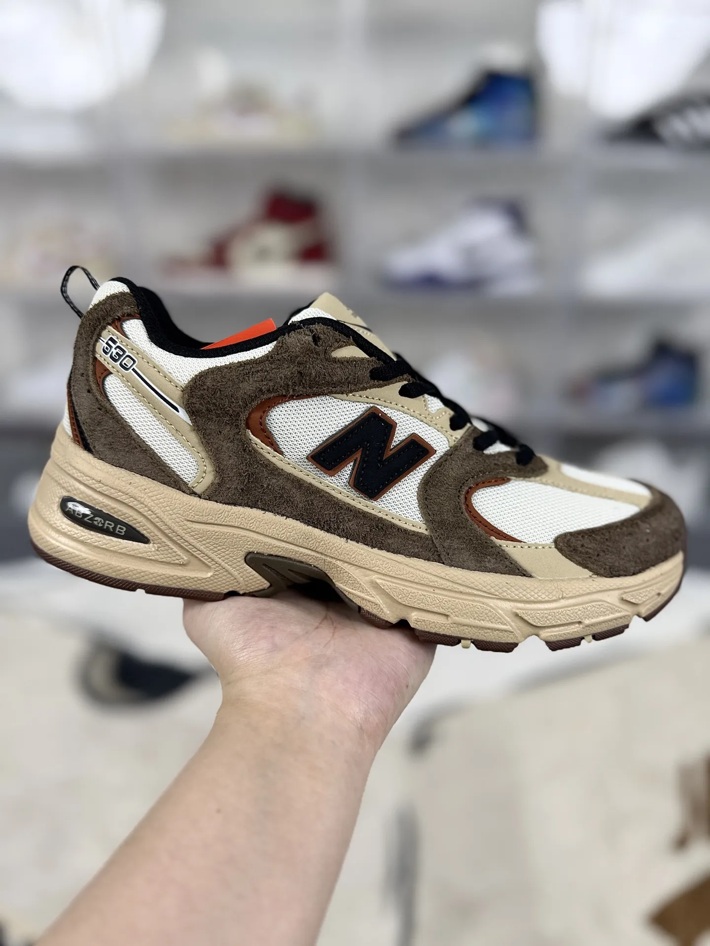 💰170 GS纯原New Balance NB 530 舒适简约防滑耐磨 低帮 休闲城市通勤跑步鞋 男女款 白褐色 新百伦 ▪️全新 New Balance 530 以极具复古风范的网面老爹鞋外观呈现。设计上全鞋以简约清爽的配色作基底，鞋身覆盖大面积织物网眼材质，并于鞋头、鞋带孔眼片等细节处点缀对比鲜明的反光银镀层凸显。鞋舌、侧身等位置则辅以一贯的&ldquo;N&rdquo;字标志和品牌徽标彰显身份，最后通过搭载的 ABZORB 缓震中底完善整体造型。 ▪️尺码：36-45（36 37 37.5 38 38.5 39.5 40 40.5 41.5 42 42.5 43 44 44.5 45） ▪️货号：MR530SNC
