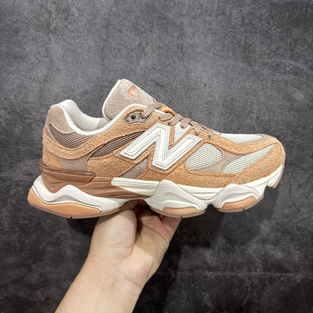 💰240【纯原版】 New Balance NB9060 联名款 复古休闲运动慢跑鞋 粉棕色U9060WCW 全套原楦原纸板原厂数据开发 进口三明治网面 原装进口翻毛皮料正确绒感卡色 正确中底拉帮中底网布细节 原厂标裁 带紫光防伪 定制后跟透明水晶模块 冲裁组合 大底贴合程度胶水上色把控完美 整洁度挑战全网艺术家 多道序QC把关品质完善 匠心打造 耗时两个月开发完成 工艺极其复杂难度可想而知 新开独立私模大底 全网唯一正确六层组合大底 高端零售专供产物 Size:36 37 37.5 38 38.5 39.5 40 40.5 41.5 42 42.5 43 44 45 46.5 编码:JPC290300