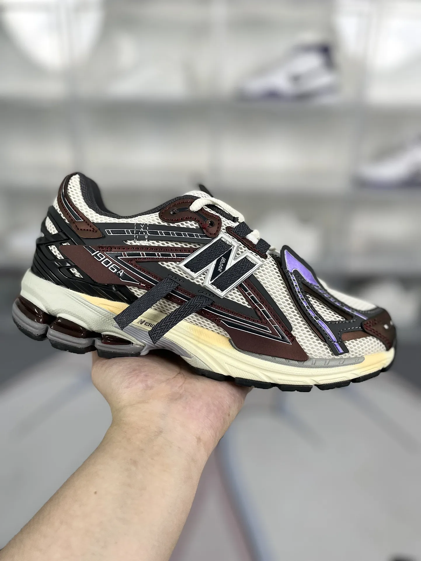 💰200 Z版纯原New Balance NB 1906A 龙年新品复古网面减震 低帮 休闲跑步鞋 男女同款 酒红解构 新百伦 ▪️New Balance以诞生于21世纪的科技跑鞋1906为蓝本,融合现代先锋科技与日常使用风格注入当代美学,革新演绎复古时尚。淋漓经典轮廓,致敬千福一代跑者的科技美学,1906R以现代设计语言还原初始配色,层次演绎时光更迭的魅力。 ▪️尺码:36-47(36 37 37.5 38 38.5 39.5 40 40.5 41.5 42 42.5 43 44 44.5 45 45.5 46.5 47) ▪️货号:M1906AR