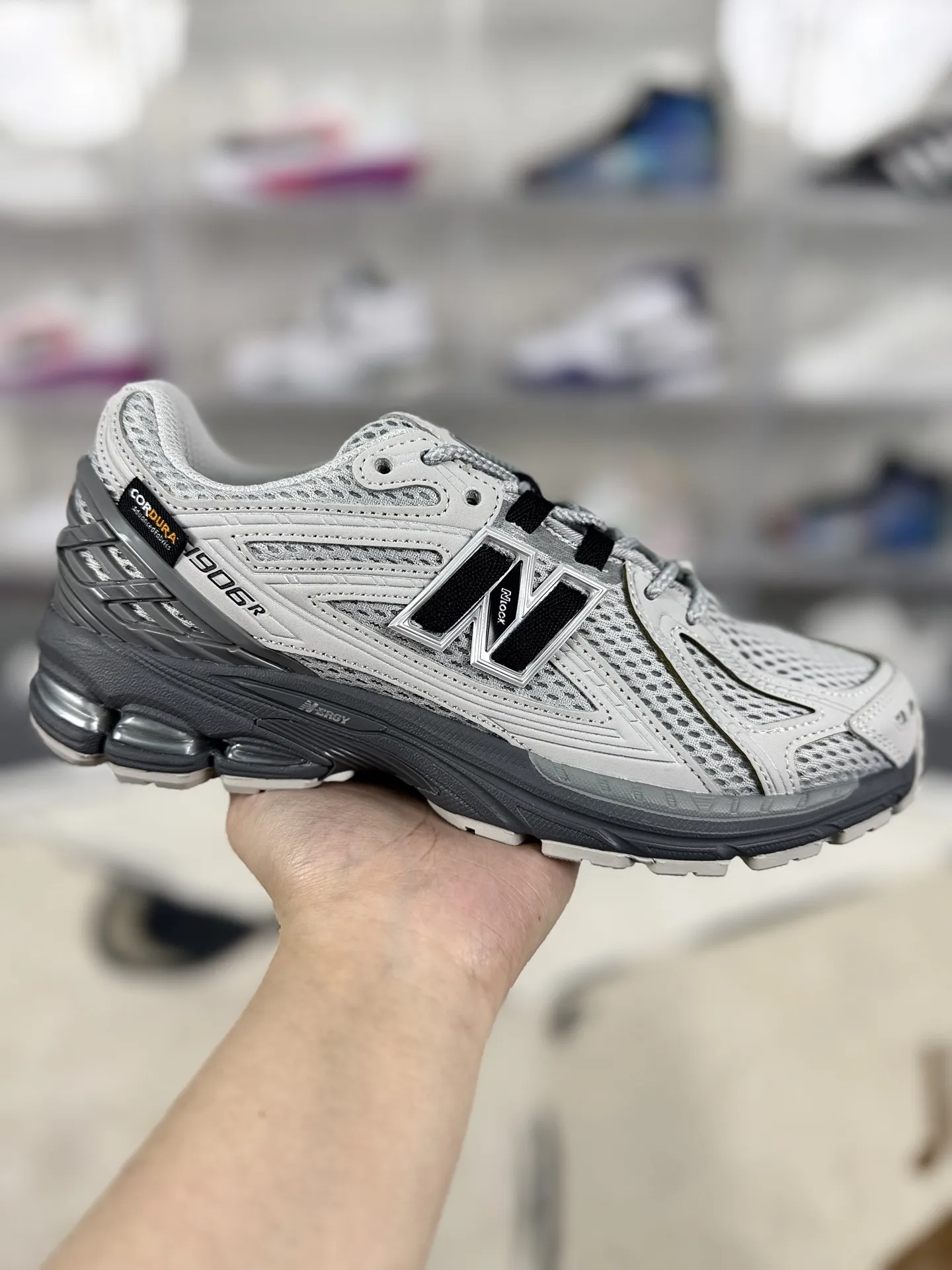 💰190 Z版纯原New Balance NB 1906R Cordura 柔软舒适防滑耐磨 低帮 休闲跑步鞋 男女同款 灰色 新百伦 ▪️New Balance以诞生于21世纪的科技跑鞋1906为蓝本,融合现代先锋科技与日常使用风格注入当代美学,革新演绎复古时尚。淋漓经典轮廓,致敬千福一代跑者的科技美学,1906R以现代设计语言还原初始配色,层次演绎时光更迭的魅力。 ▪️尺码:36-47(36 37 37.5 38 38.5 39.5 40 40.5 41.5 42 42.5 43 44 44.5 45 45.5 46.5 47) ▪️货号:U1906ROA