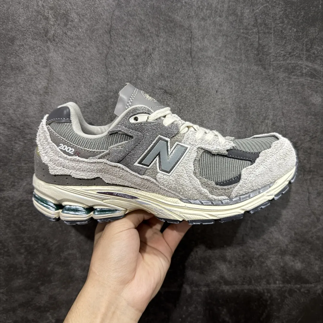 💰230 【BC纯原版】New Balance NB2002R系列 M2002RDA 全新版本 东莞大厂出品 市场第一梯队品质 绝对秒杀市场货 完美版型 正确组合大底 价格一步到位‼️ 全套原楦原纸板原厂数据开发 进口三明治网面 原装进口皮料正确绒感卡色 正确中底拉帮中底网布细节 原厂标裁 带紫光防伪 定制后跟透明水晶模块 冲裁组合 大底贴合程度胶水上色把控完美 整洁度挑战全网艺术家 多道序QC把关品质完善 匠心打造 耗时多月开发完成 工艺极其复杂难度可想而知 新开独立私模大底 正确六层组合大底 高端零售专供产物 Size：36 37 37.5 38 38.5 39 40 40.5 41 42 42.5 43 44 45 46 47.5 编码：GQB270280
