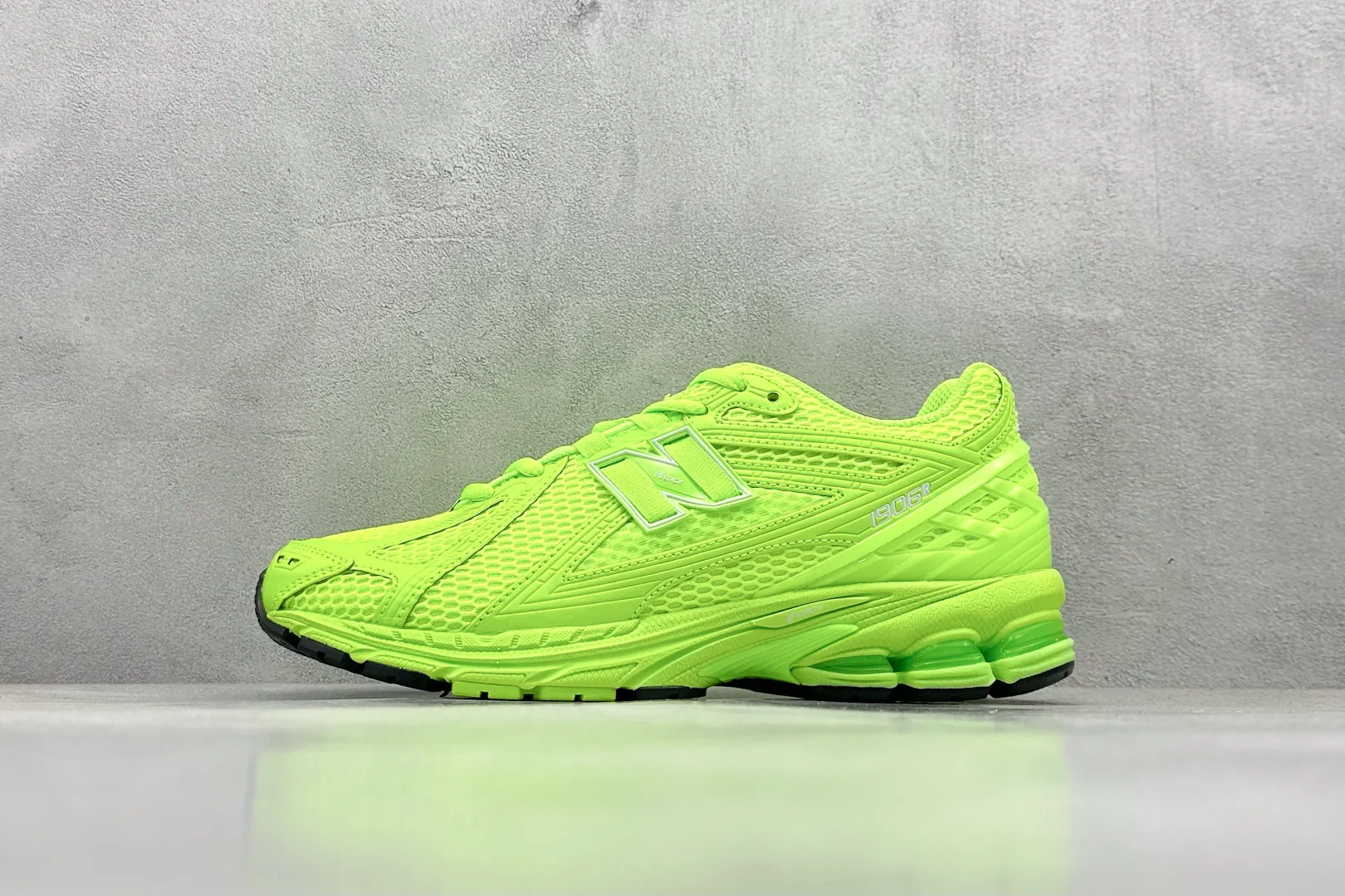 💰220 C版 New Balance 1906系列复古老爹风休闲运动慢跑鞋 #采用轻质牛剖革拼接透气网眼衬垫织物鞋面材质 T-Beam大底提供足步弓支撑,保持步态稳定 后跟搭载外露缓震胶 货号:M1906RAA 尺码:36 37 37.5 38 38.5 39 40 40.5 41 42 42.5 43 44 44.5 45 46.5 编码:33