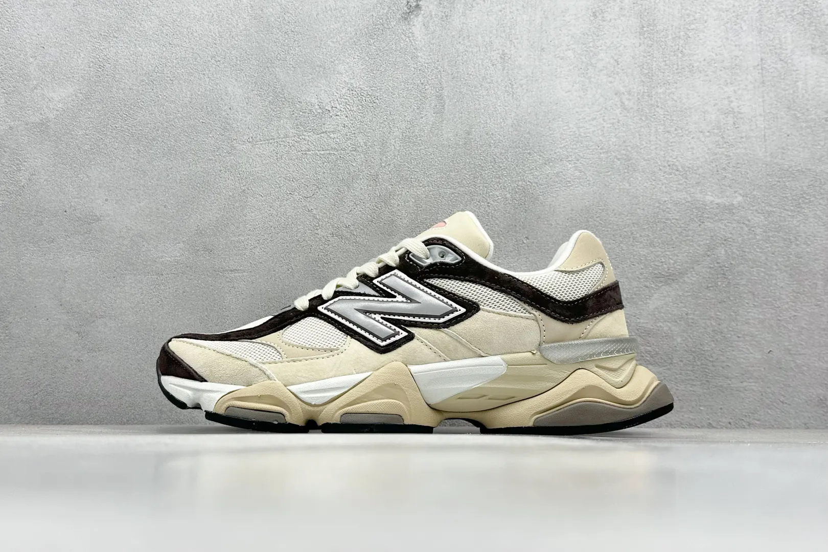 💰240 C版 Joe Freshgoods x New Balance NB9060 联名款 复古休闲运动慢跑鞋 #鞋款灵感源自设计师本人对夏日的怀日回忆。鞋面大身由空间双格及磨砂鞋面拼接而生，配以柔和、温暖的粉橘色调，夏日氛围拉满 #采用大面积网眼以及麂皮材质覆盖鞋身，还原经典气质。搭载ABZORB避震科技，由泡沫聚酯制成，上脚可以有效减少由鞋底反弹对身体及双腿的冲击力 货号： U9060FLP 尺码：36 37 37.5 38 38.5 39 40 40.5 41 42 42.5 43 44 44.5 45 46.5 编码：33