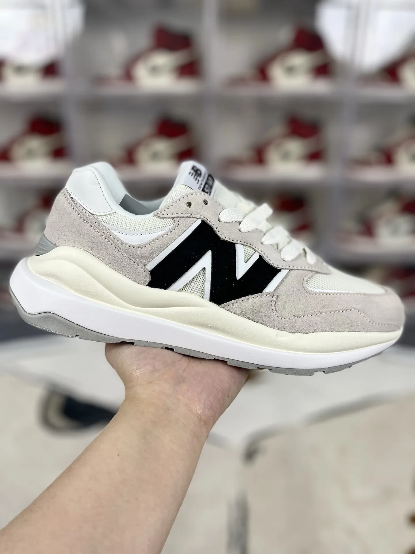 💰170 FX纯原New Balance NB 5740 复古 潮流 经典 皮革减震防滑耐磨 低帮 休闲跑步鞋 男女款 灰白黑 新百伦 ▪️NB5740跑鞋是一款集复古美学与现代科技于一身的鞋款。鞋面材质采用麂皮与网布的组合，左右脚材质差异化的设计（如翻毛皮与滑皮拼接），带来独特层次感。同时，鞋面上的反光N字Logo既呼应了90年代复古美学，又融入了现代潮流元素。中底采用泡沫与橡胶组合，提供了卓越的缓震效果，有效减少运动时对脚部的冲击力。网眼设计增强了透气性，搭配宽版鞋型，使得鞋子在保持包裹性的同时，也能确保穿着时的舒适度。无论是湿滑的路面还是干燥的环境，NB5740都能提供稳定的支撑和保护。其防滑外底和耐磨材质的设计，让鞋子在各种地形下都能保持出色的抓地力。无论是健身房锻炼还是户外跑步，NB5740都能轻松应对。其简约而不失时尚的外观设计，使得NB5740在日常休闲逛街时也同样引人注目。 ▪️尺码：36-45（36 37 37.5 38 38.5 39.5 40 40.5 41.5 42 42.5 43 44 44.5 45） ▪️货号：M5740CBC