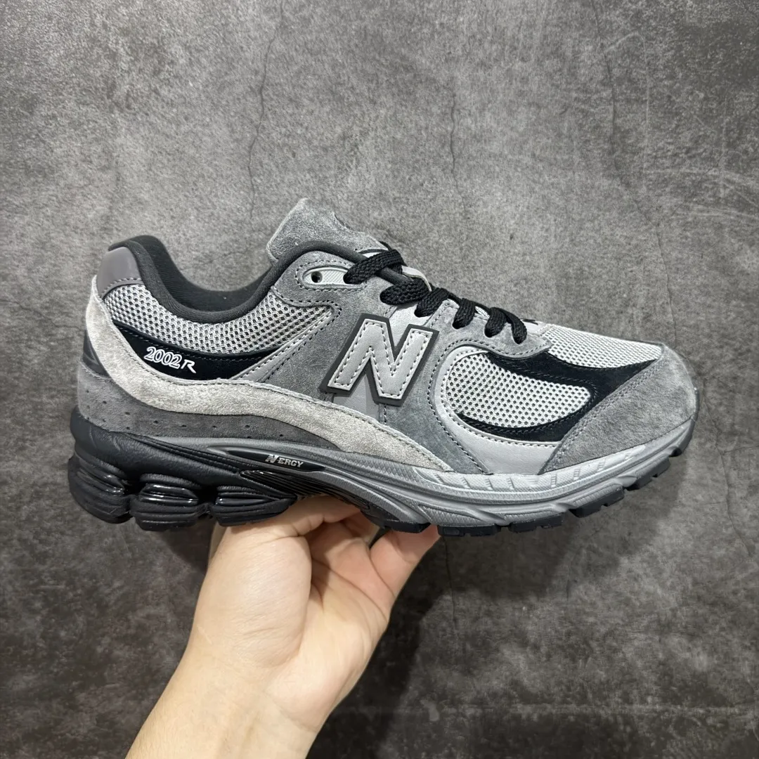 💰230 【纯原c版】NB New Balance M2002R 新百伦M2002RCL 灰黑 全新版本出货 新配色陆续开发出货 品质很好 价格实惠 全套原楦原纸板原厂数据开发 原厂网纱 原装进口皮料 正确绒感卡色 正确中底拉帮中底网布细节 一比一手工擦旧效果 冲裁组合 匠心打造 耗时两个月开发完成 工艺极其复杂难度可想而知 新开独立私模大底 全网唯一正确做旧组合大底 高端零售专供产物 尺码：36 37 37.5 38 38.5 39.5 40 40.5 41.5 42 42.5 43 44 44.5 45 45.5 46.5 编码：JPB280290
