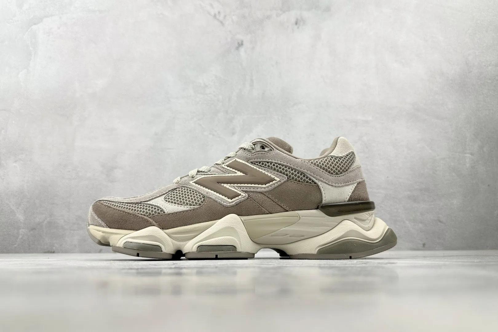 💰240 C版 纯原 大厂出品 新百伦9060 New Balance NB 9060 灰棕色 货号:U9060ERC 尺码：36 37 37.5 38 38.5 39.5 40 40.5 41.5 42 42.5 43 44 44.5 45 46 46.5 编码：33