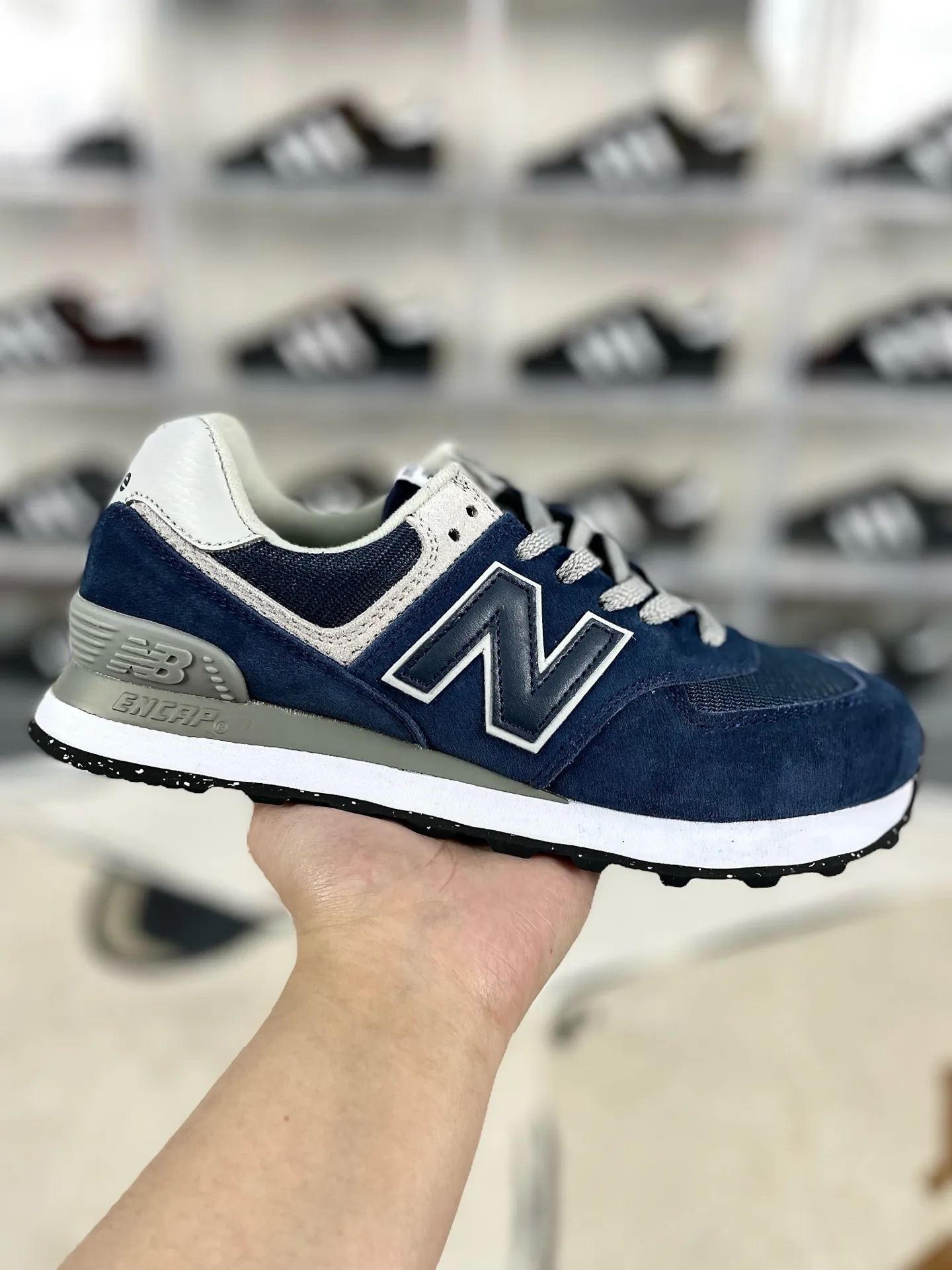 💰180 GS纯原New Balance NB 574 复古字母系带 织物绒面皮 低帮跑步鞋 男女同款 深蓝色 新百伦 ▪️New Balance 574 诞生于1988年,直至今天仍是 NewBalance 最为热销的复古慢跑鞋之一,其简约复古的外形,层出不穷的配色,成为了 New Balance 最热销的型号,作为New Balance 的当家鞋款,574兼具经典与时尚,备受明星潮人的追捧,是New Balance 的粉丝几乎人手一双的经典鞋款。 ▪️尺码:36-45(36 37 37.5 38 38.5 39.5 40 40.5 41.5 42 42.5 43 44 44.5 45) ▪️货号:ML574EVN