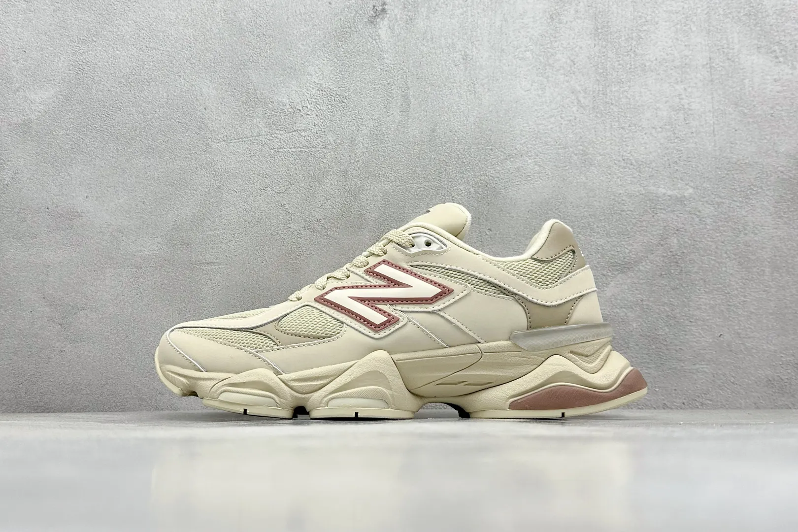 💰240 C版 Joe Freshgoods x New Balance NB9060 联名款 复古休闲运动慢跑鞋 #鞋款灵感源自设计师本人对夏日的怀日回忆。鞋面大身由空间双格及磨砂鞋面拼接而生,配以柔和、温暖的粉橘色调,夏日氛围拉满 #采用大面积网眼以及麂皮材质覆盖鞋身,还原经典气质。搭载ABZORB避震科技,由泡沫聚酯制成,上脚可以有效减少由鞋底反弹对身体及双腿的冲击力 货号: U9060ZGC 尺码:36 37 37.5 38 38.5 39 40 40.5 41 42 42.5 43 44 44.5 45 46.5 编码:33