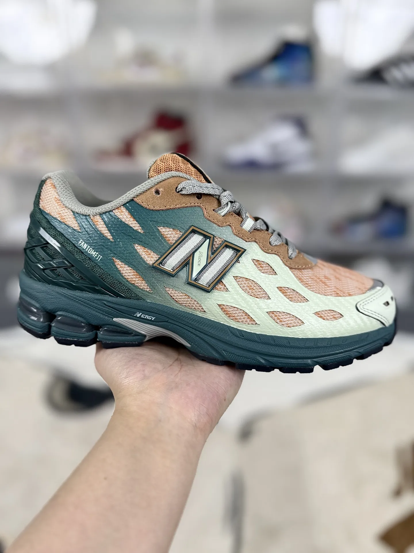 💰190 Z版纯原New Balance 1906 W 舒适百搭防滑耐磨 低帮 休闲跑步鞋 男女同款 绿橙 新百伦 ▪️New Balance以诞生于21世纪的科技跑鞋1906为蓝本，融合现代先锋科技与日常使用风格注入当代美学，革新演绎复古时尚。淋漓经典轮廓，致敬千福一代跑者的科技美学，1906R以现代设计语言还原初始配色，层次演绎时光更迭的魅力。 ▪️尺码：36-47（36 37 37.5 38 38.5 39.5 40 40.5 41.5 42 42.5 43 44 44.5 45 45.5 46.5 47） ▪️货号：U1906WFB