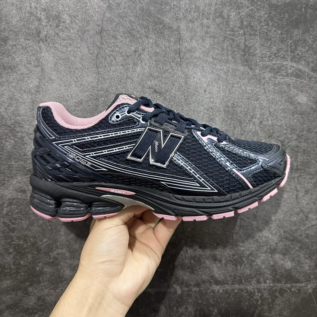 💰220【纯原版】NB新百伦New Balance NB1906 U1906RCU系列复古老爹风休闲运动慢跑鞋 采用轻质牛剖革拼接透气网眼衬垫织物鞋面材质#T-Beam大底提供足步弓支撑,保持步态稳定#后跟搭载外露缓震胶 鞋身整体以各种深浅不一的灰色覆盖,鞋头以淡蓝色调装饰,网眼衬垫通过不规律的色块实现做旧的美感,泛黄的鞋底更是进一步增添了复古气息。 尺码:36 37 37.5 38 38.5 39.5 40 40.5 41.5 42 42.5 43 44 45 46.5 编码:JP260280