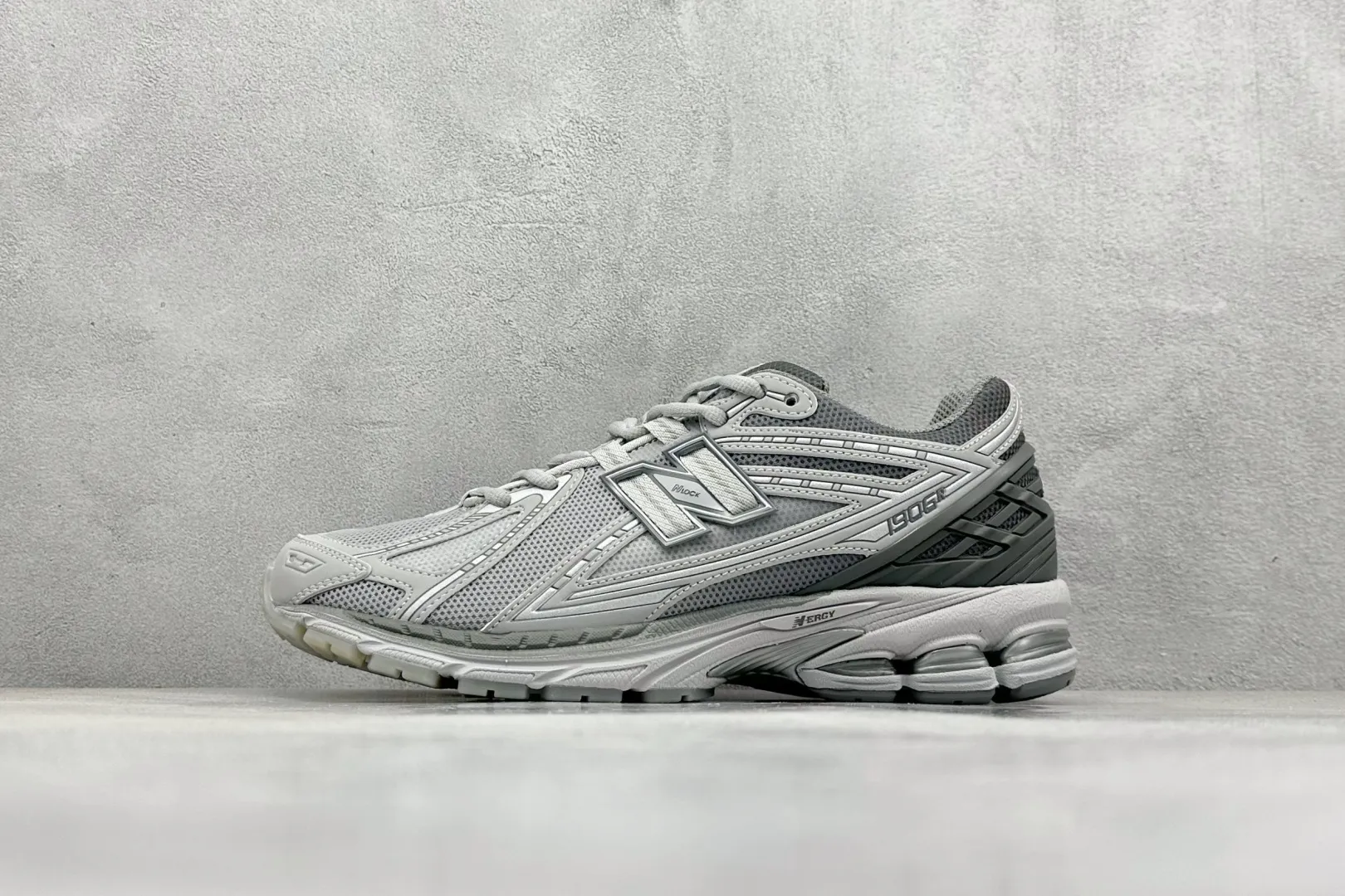 💰220 C版 New Balance 1906系列复古老爹风休闲运动慢跑鞋 #采用轻质牛剖革拼接透气网眼衬垫织物鞋面材质 T-Beam大底提供足步弓支撑,保持步态稳定 后跟搭载外露缓震胶 货号:U1906RNY 尺码:36 37 37.5 38 38.5 39.5 40 40.5 41.5 42 42.5 43 44 44.5 45 46.5 编码:33