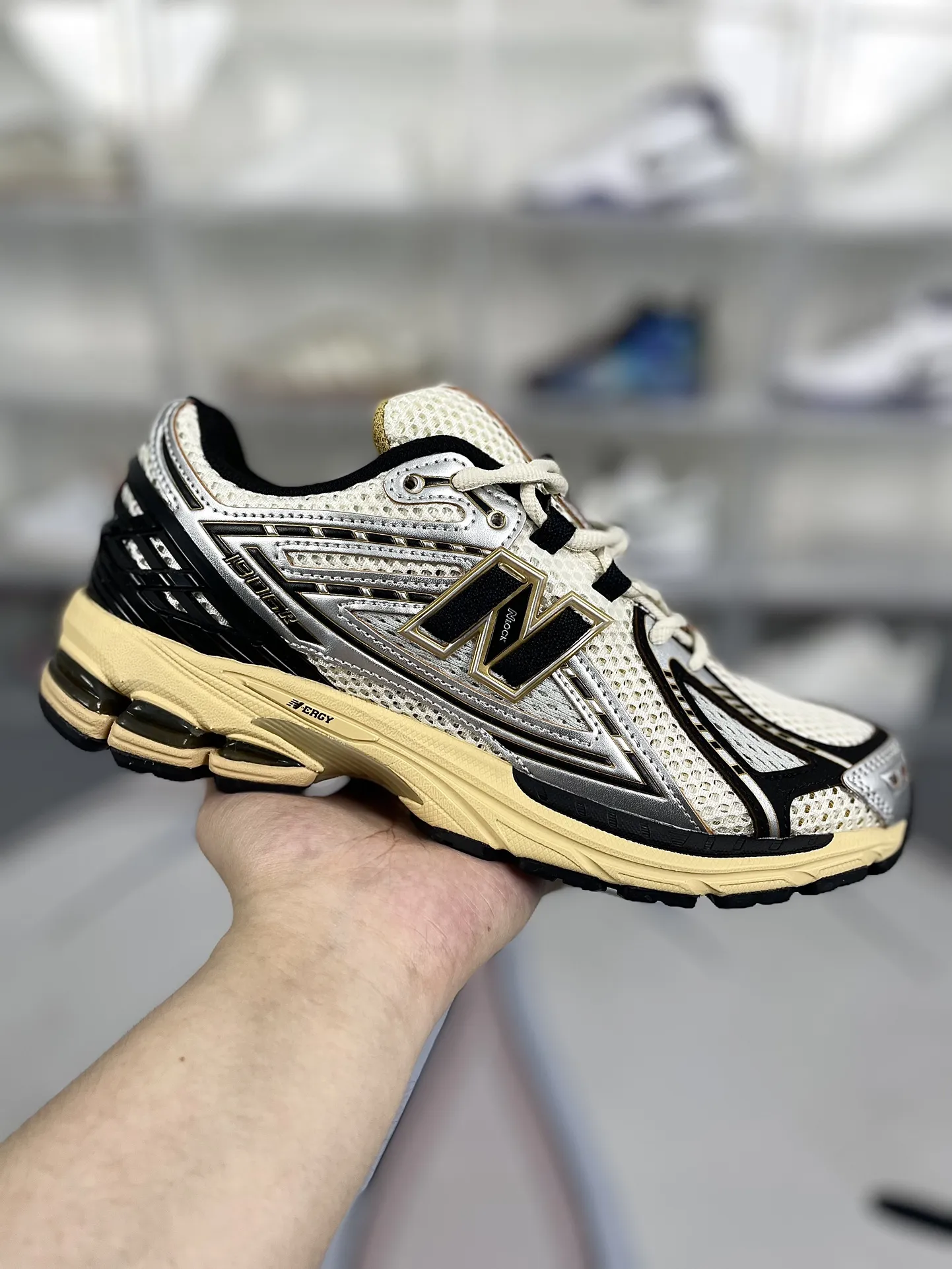 💰190 Z版纯原New Balance NB 1906R 复古潮流舒适透气增高 低帮 休闲跑步鞋 男女同款 米黑银 新百伦 ▪️New Balance以诞生于21世纪的科技跑鞋1906为蓝本,融合现代先锋科技与日常使用风格注入当代美学,革新演绎复古时尚。淋漓经典轮廓,致敬千福一代跑者的科技美学,1906R以现代设计语言还原初始配色,层次演绎时光更迭的魅力。 ▪️尺码:36-45(36 37 37.5 38 38.5 39.5 40 40.5 41.5 42 42.5 43 44 44.5 45) ▪️货号:M1906RAV