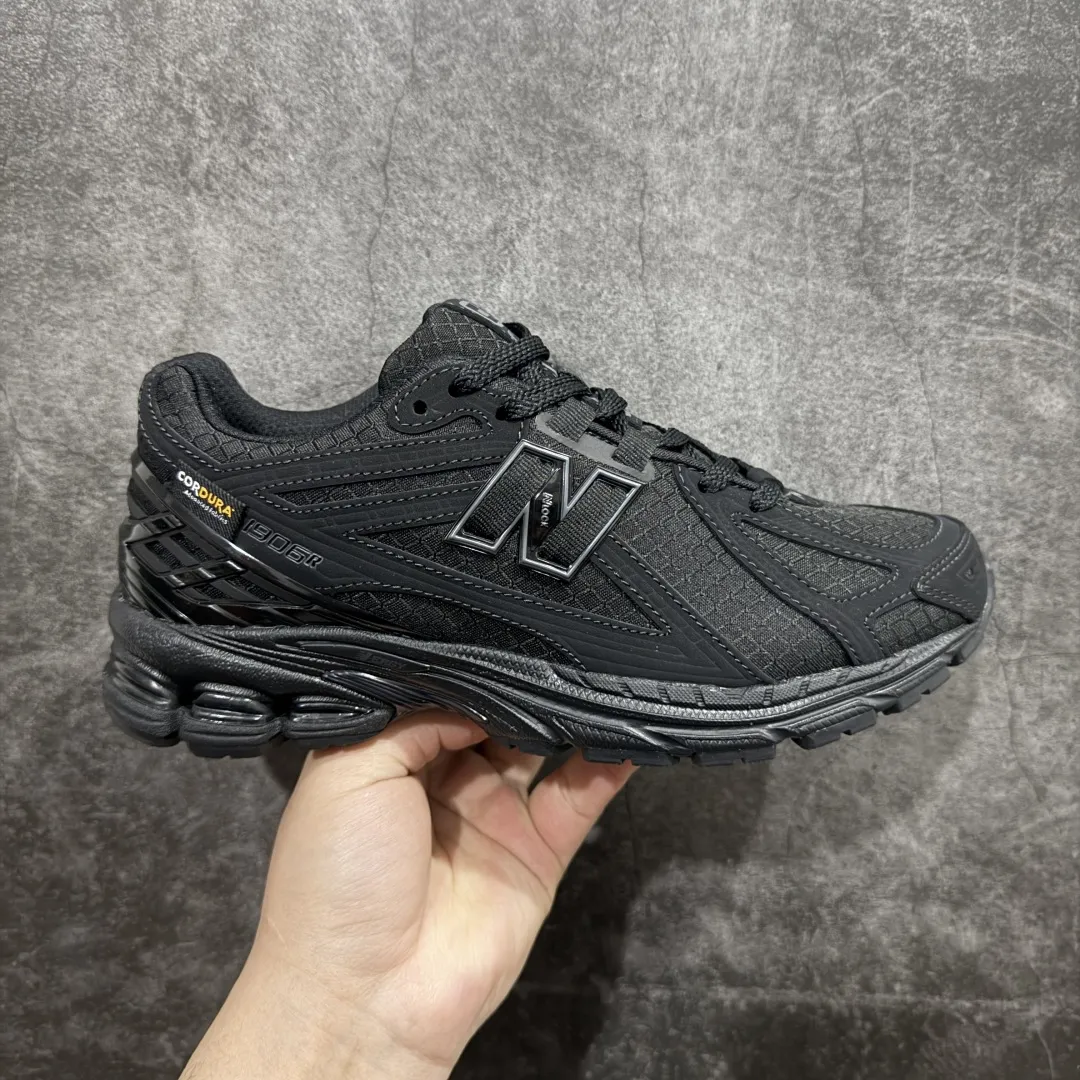 💰240 【纯原版】NB新百伦New Balance M1906R U1906RWF 系列复古老爹风休闲运动慢跑鞋 采用轻质牛剖革拼接透气网眼衬垫织物鞋面材质#T-Beam大底提供足步弓支撑，保持步态稳定#后跟搭载外露缓震胶 鞋身整体以各种深浅不一的灰色覆盖，鞋头以淡蓝色调装饰，网眼衬垫通过不规律的色块实现做旧的美感，泛黄的鞋底更是进一步增添了复古气息。 尺码：36 37 37.5 38 38.5 39.5 40 40.5 41.5 42 42.5 43 44 45 46.5 编码：JP260280