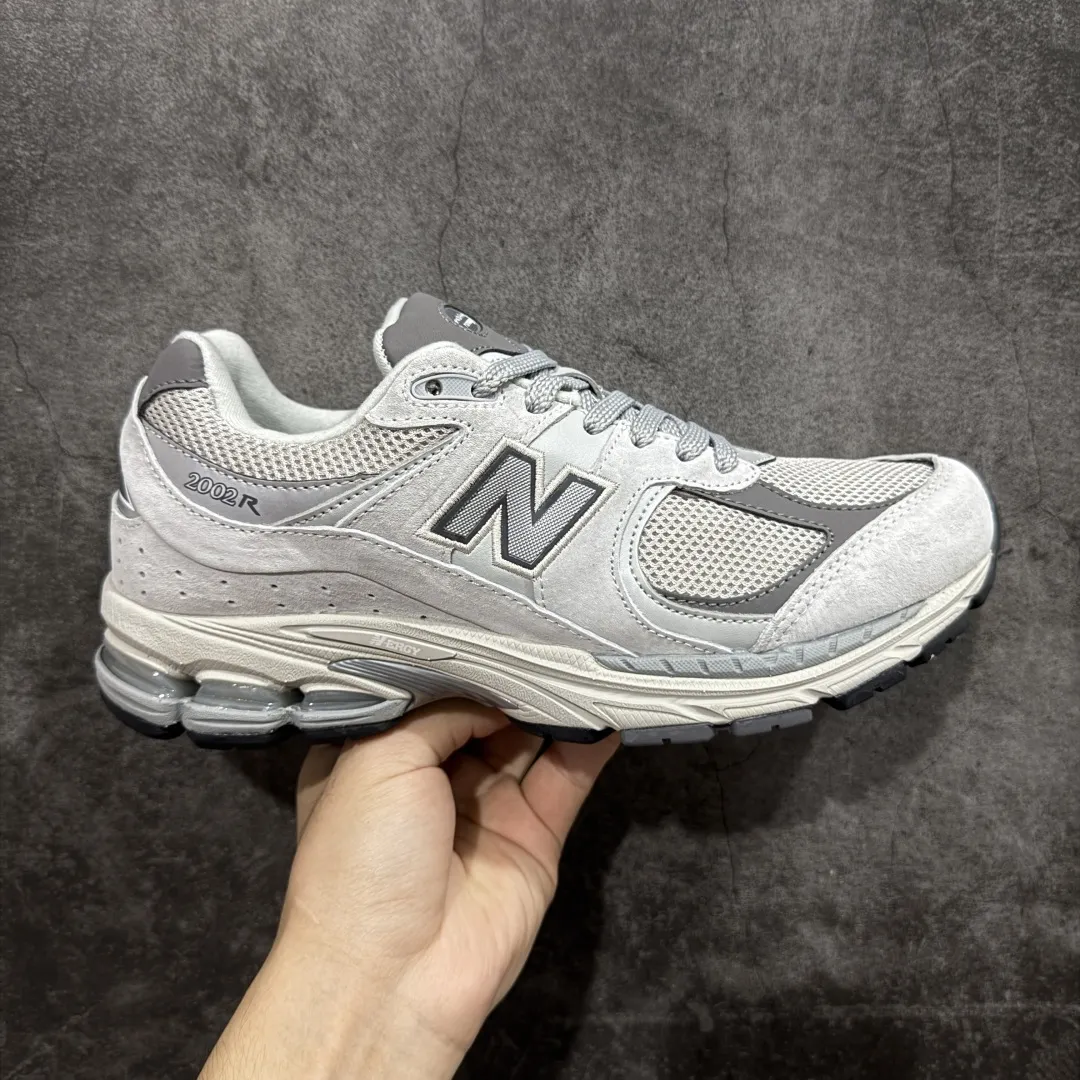 💰230 【BC纯原版】New Balance NB2002R系列 ML2002RO 全新版本 东莞大厂出品 市场第一梯队品质 绝对秒杀市场货 完美版型 正确组合大底 价格一步到位‼️ 全套原楦原纸板原厂数据开发 进口三明治网面 原装进口皮料正确绒感卡色 正确中底拉帮中底网布细节 原厂标裁 带紫光防伪 定制后跟透明水晶模块 冲裁组合 大底贴合程度胶水上色把控完美 整洁度挑战全网艺术家 多道序QC把关品质完善 匠心打造 耗时多月开发完成 工艺极其复杂难度可想而知 新开独立私模大底 正确六层组合大底 高端零售专供产物 Size：36 37 37.5 38 38.5 39 40 40.5 41 42 42.5 43 44 45 46 47.5 编码：GQB270280