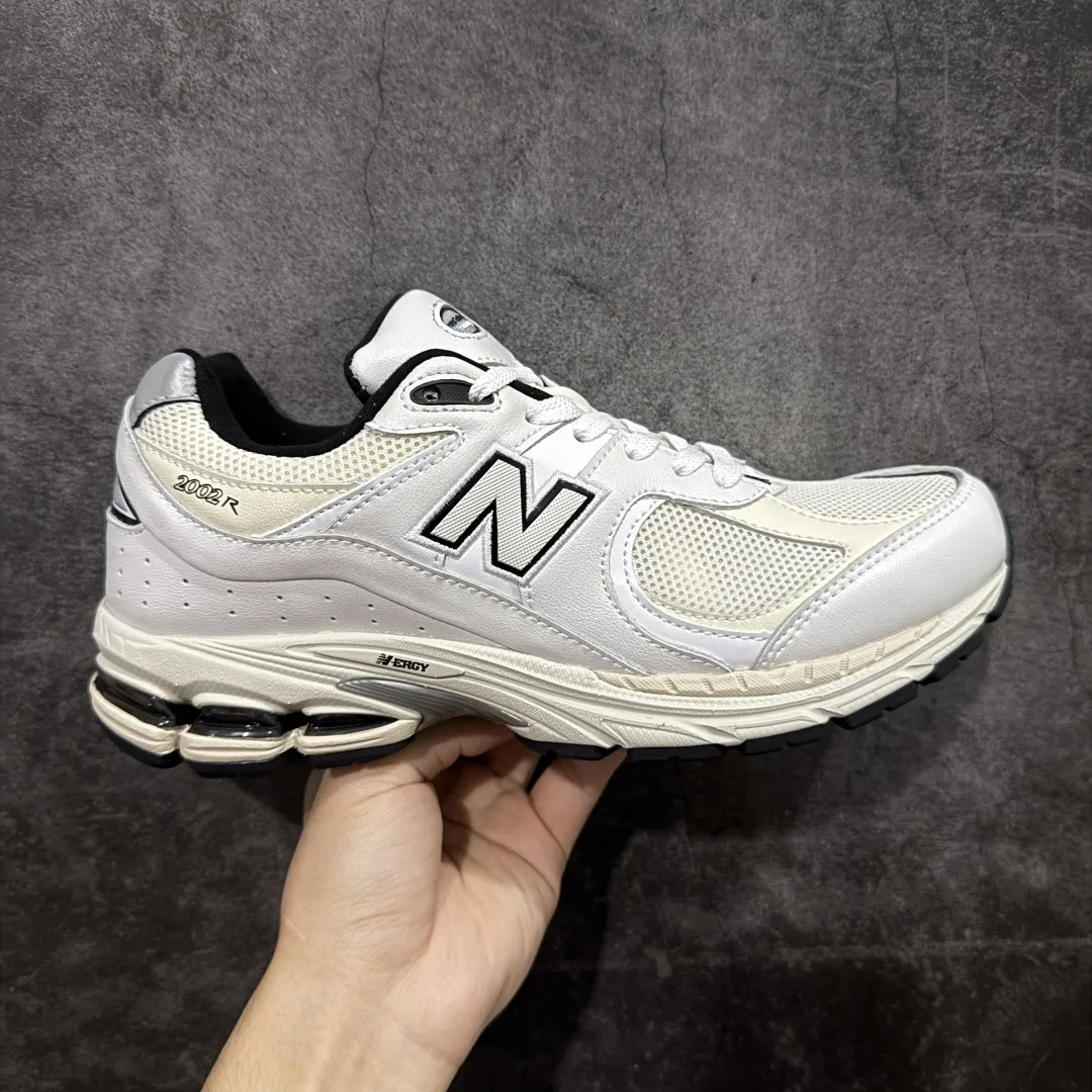 💰230【BC纯原版】New Balance NB2002R系列 ML2002RQ 全新版本 东莞大厂出品 市场第一梯队品质 绝对秒杀市场货 完美版型 正确组合大底 价格一步到位‼️ 全套原楦原纸板原厂数据开发 进口三明治网面 原装进口皮料正确绒感卡色 正确中底拉帮中底网布细节 原厂标裁 带紫光防伪 定制后跟透明水晶模块 冲裁组合 大底贴合程度胶水上色把控完美 整洁度挑战全网艺术家 多道序QC把关品质完善 匠心打造 耗时多月开发完成 工艺极其复杂难度可想而知 新开独立私模大底 正确六层组合大底 高端零售专供产物 Size：36 37 37.5 38 38.5 39 40 40.5 41 42 42.5 43 44 45 46 47.5 编码：GQB270280