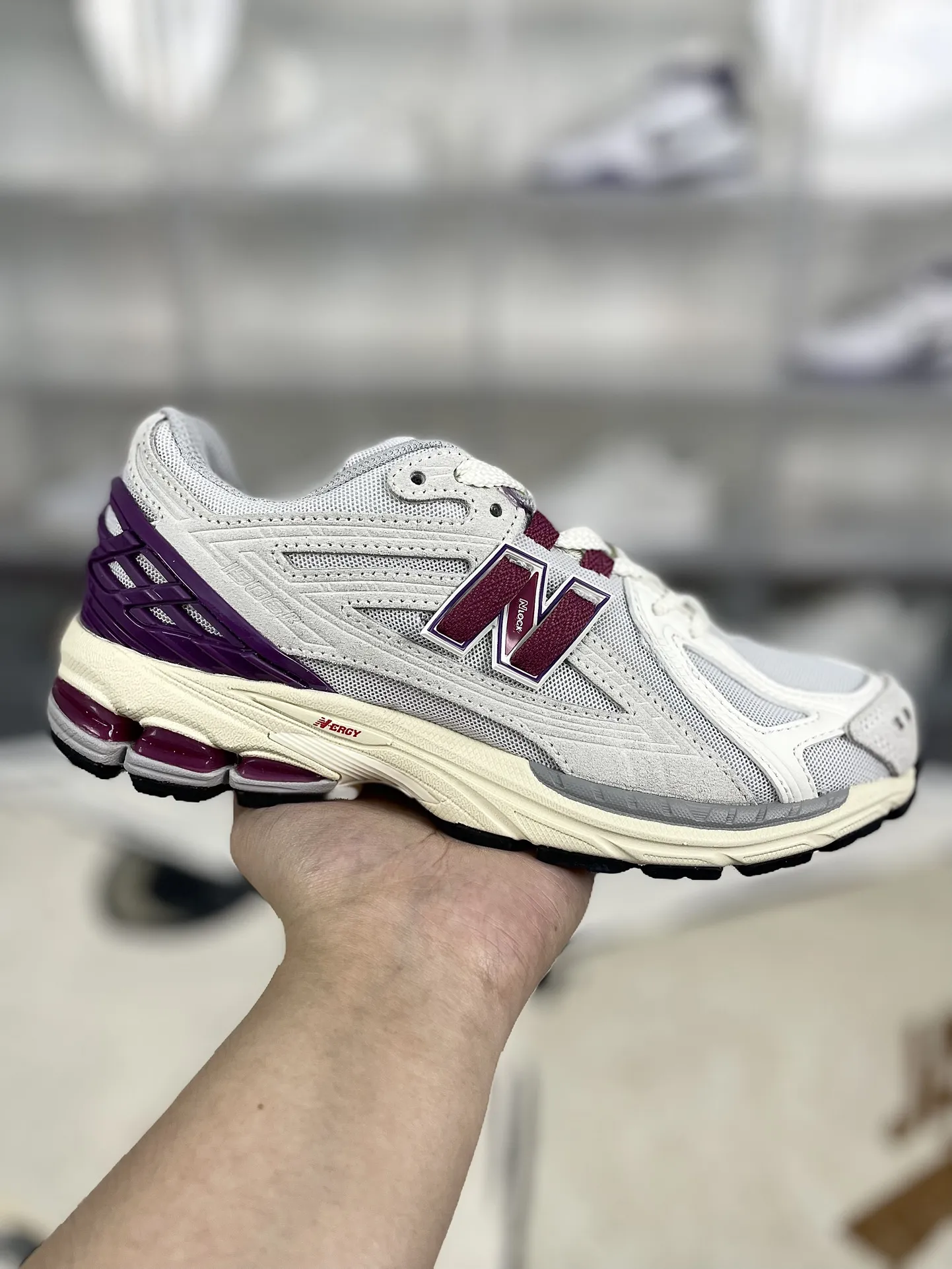 💰190 Z版纯原New Balance NB 1906R 舒适简约百搭耐磨 低帮 休闲跑步鞋 男女款 米紫 新百伦 ▪️New Balance以诞生于21世纪的科技跑鞋1906为蓝本，融合现代先锋科技与日常使用风格注入当代美学，革新演绎复古时尚。淋漓经典轮廓，致敬千福一代跑者的科技美学，1906R以现代设计语言还原初始配色，层次演绎时光更迭的魅力。 ▪️尺码：36-40（36 37 37.5 38 38.5 39.5 40） ▪️货号：M1906REF