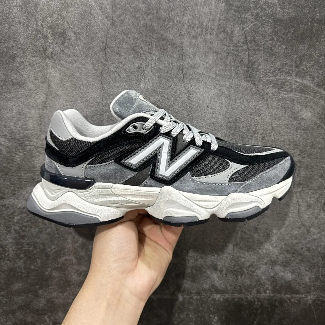 💰240【纯原版】 New Balance NB9060 联名款 复古休闲运动慢跑鞋 黑灰色U9060JBD 全套原楦原纸板原厂数据开发 进口三明治网面 原装进口翻毛皮料正确绒感卡色 正确中底拉帮中底网布细节 原厂标裁 带紫光防伪 定制后跟透明水晶模块 冲裁组合 大底贴合程度胶水上色把控完美 整洁度挑战全网艺术家 多道序QC把关品质完善 匠心打造 耗时两个月开发完成 工艺极其复杂难度可想而知 新开独立私模大底 全网唯一正确六层组合大底 高端零售专供产物 Size:36 37 37.5 38 38.5 39 40 40.5 41 42 42.5 43 44 45 46.5 编码:JP270300