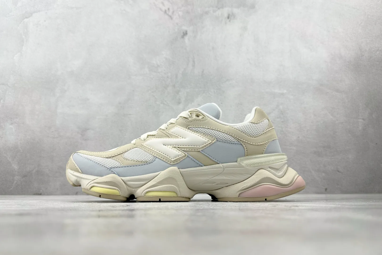 💰240 C版 纯原 大厂出品 新百伦9060 New Balance NB 9060 米白 货号: U9060JDS 尺码:36 37 37.5 38 38.5 39.5 40 40.5 41.5 42 42.5 43 44 44.5 45 46 46.5 编码:33