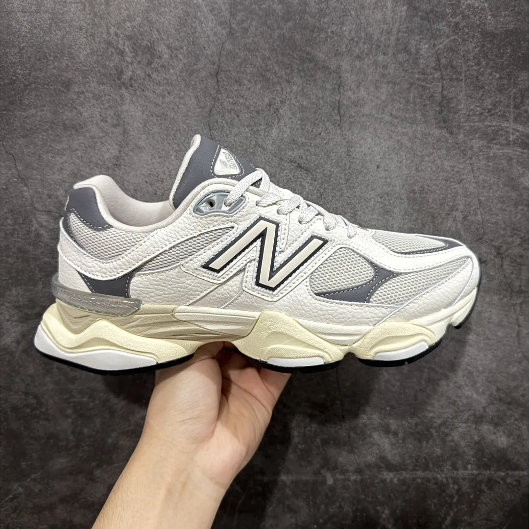 💰240【纯原版】 New Balance NB9060 联名款 复古休闲运动慢跑鞋 灰色 U9060AGA 全套原楦原纸板原厂数据开发 进口三明治网面 原装进口翻毛皮料正确绒感卡色 正确中底拉帮中底网布细节 原厂标裁 带紫光防伪 定制后跟透明水晶模块 冲裁组合 大底贴合程度胶水上色把控完美 整洁度挑战全网艺术家 多道序QC把关品质完善 匠心打造 耗时两个月开发完成 工艺极其复杂难度可想而知 新开独立私模大底 全网唯一正确六层组合大底 高端零售专供产物 Size：36 37 37.5 38 38.5 39.5 40 40.5 41.5 42 42.5 43 44 45 46.5