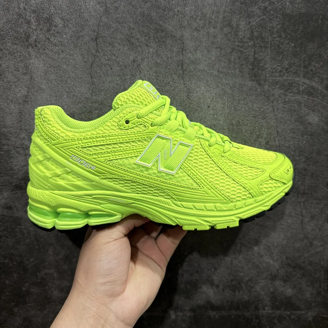 💰220【纯原版】NB新百伦New Balance M1906R M1906RAA系列复古老爹风休闲运动慢跑鞋 采用轻质牛剖革拼接透气网眼衬垫织物鞋面材质#T-Beam大底提供足步弓支撑,保持步态稳定#后跟搭载外露缓震胶 鞋身整体以各种深浅不一的灰色覆盖,鞋头以淡蓝色调装饰,网眼衬垫通过不规律的色块实现做旧的美感,泛黄的鞋底更是进一步增添了复古气息。 尺码:36 37 37.5 38 38.5 39.5 40 40.5 41.5 42 42.5 43 44 45 46.5 编码:JP260280