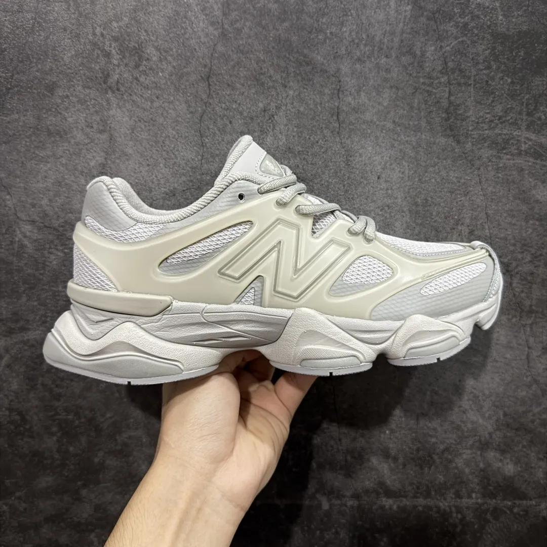 💰240【纯原版】 New Balance NB9060 联名款 复古休闲运动慢跑鞋 灰色 U9060IAB 全套原楦原纸板原厂数据开发 进口三明治网面 原装进口翻毛皮料正确绒感卡色 正确中底拉帮中底网布细节 原厂标裁 带紫光防伪 定制后跟透明水晶模块 冲裁组合 大底贴合程度胶水上色把控完美 整洁度挑战全网艺术家 多道序QC把关品质完善 匠心打造 耗时两个月开发完成 工艺极其复杂难度可想而知 新开独立私模大底 全网唯一正确六层组合大底 高端零售专供产物 Size:36 37 37.5 38 38.5 39 40 40.5 41 42 42.5 43 44 45 46.5 编码:JPC290300