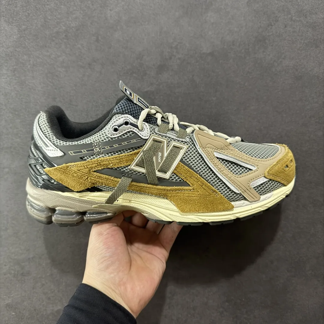 💰220 【纯原B版】NB新百伦New Balance M1906R 系列复古老爹风休闲运动慢跑鞋 M1906AA 高度复刻原厂大底 追求极致完美 每一双都是工艺品 采用轻质牛剖革拼接透气网眼衬垫织物鞋面材质 T-Beam大底提供足步弓支撑,保持步态稳定#后跟搭载外露缓震胶 鞋身整体以各种深浅不一的灰色覆盖,鞋头以淡蓝色调装饰,网眼衬垫通过不规律的色块实现做旧的美感,泛黄的鞋底更是进一步增添了复古气息。 尺码:36 37 37.5 38 38.5 39.5 40 40.5 41.5 42 42.5 43 44 45 46.5 编码:MK240270