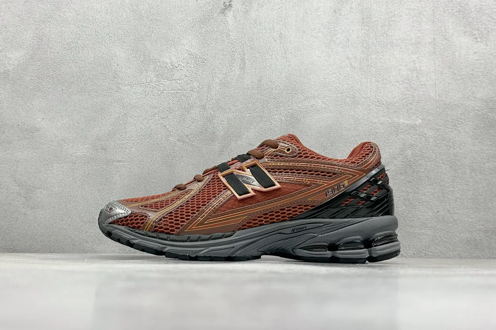 💰240 C版 New Balance 1906系列复古老爹风休闲运动慢跑鞋 #采用轻质牛剖革拼接透气网眼衬垫织物鞋面材质 T-Beam大底提供足步弓支撑,保持步态稳定 后跟搭载外露缓震胶 货号:M1906RZA 尺码:36 37 37.5 38 38.5 39 40 40.5 41 42 42.5 43 44 44.5 45 46.5 编码:33