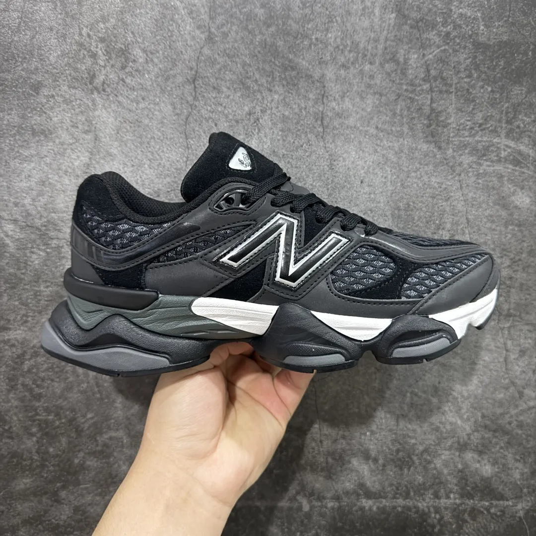 💰240【纯原版】 New Balance NB9060 联名款 复古休闲运动慢跑鞋 黑白色U9060PNR 全套原楦原纸板原厂数据开发 进口三明治网面 原装进口翻毛皮料正确绒感卡色 正确中底拉帮中底网布细节 原厂标裁 带紫光防伪 定制后跟透明水晶模块 冲裁组合 大底贴合程度胶水上色把控完美 整洁度挑战全网艺术家 多道序QC把关品质完善 匠心打造 耗时两个月开发完成 工艺极其复杂难度可想而知 新开独立私模大底 全网唯一正确六层组合大底 高端零售专供产物 Size:36 37 37.5 38 38.5 39.5 40 40.5 41.5 42 42.5 43 44 45 46.5 编码:JPC290300