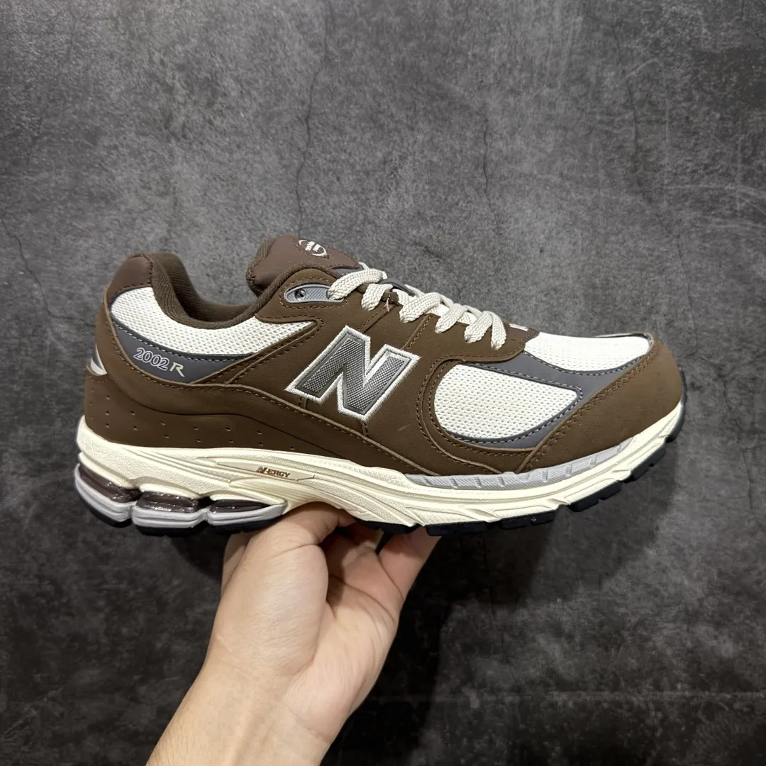 💰230 【BC纯原版】New Balance NB2002R系列 M2002RHS 全新版本 东莞大厂出品 市场第一梯队品质 绝对秒杀市场货 完美版型 正确组合大底 价格一步到位‼️ 全套原楦原纸板原厂数据开发 进口三明治网面 原装进口皮料正确绒感卡色 正确中底拉帮中底网布细节 原厂标裁 带紫光防伪 定制后跟透明水晶模块 冲裁组合 大底贴合程度胶水上色把控完美 整洁度挑战全网艺术家 多道序QC把关品质完善 匠心打造 耗时多月开发完成 工艺极其复杂难度可想而知 新开独立私模大底 正确六层组合大底 高端零售专供产物 Size：36 37 37.5 38 38.5 39 40 40.5 41 42 42.5 43 44 45 46 47.5 编码：GQB270280