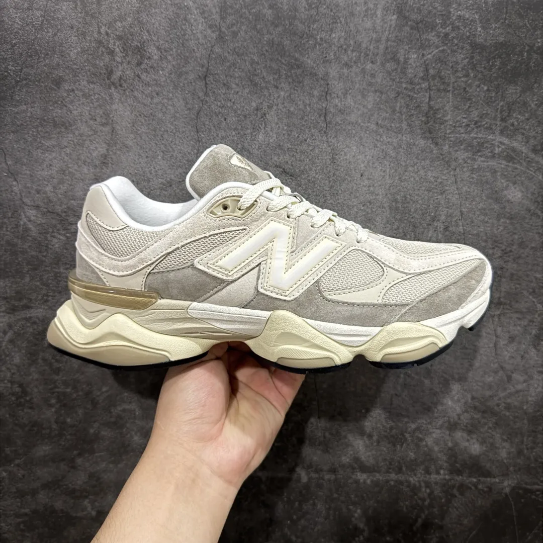 💰240【纯原版】 New Balance NB9060 联名款 复古休闲运动慢跑鞋 米灰色U9060JBC 全套原楦原纸板原厂数据开发 进口三明治网面 原装进口翻毛皮料正确绒感卡色 正确中底拉帮中底网布细节 原厂标裁 带紫光防伪 定制后跟透明水晶模块 冲裁组合 大底贴合程度胶水上色把控完美 整洁度挑战全网艺术家 多道序QC把关品质完善 匠心打造 耗时两个月开发完成 工艺极其复杂难度可想而知 新开独立私模大底 全网唯一正确六层组合大底 高端零售专供产物 Size：36 37 37.5 38 38.5 39 40 40.5 41 42 42.5 43 44 45 46.5 编码：JP270300