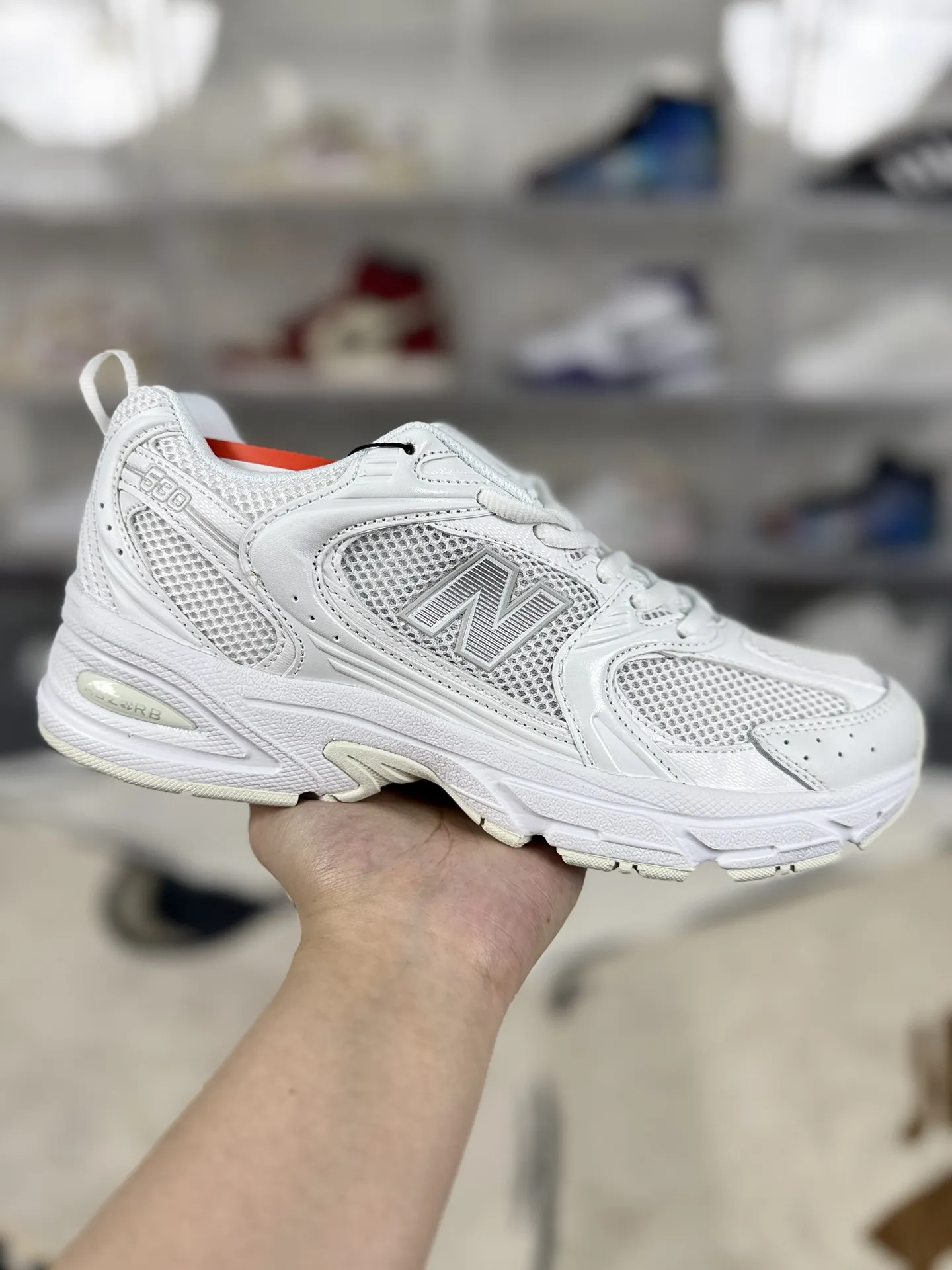 💰170 GS纯原New Balance NB 530 ABZORB 舒适 简约 网布减震防滑耐磨 低帮 休闲跑步鞋 男女同款 白色 新百伦 ▪️全新 New Balance 530 以极具复古风范的网面老爹鞋外观呈现。设计上全鞋以简约清爽的配色作基底,鞋身覆盖大面积织物网眼材质,并于鞋头、鞋带孔眼片等细节处点缀对比鲜明的反光银镀层凸显。鞋舌、侧身等位置则辅以一贯的“N”字标志和品牌徽标彰显身份,最后通过搭载的 ABZORB 缓震中底完善整体造型。 ▪️尺码:36-45(36 37 37.5 38 38.5 39.5 40 40.5 41.5 42 42.5 43 44 44.5 45) ▪️货号:MR530FW1