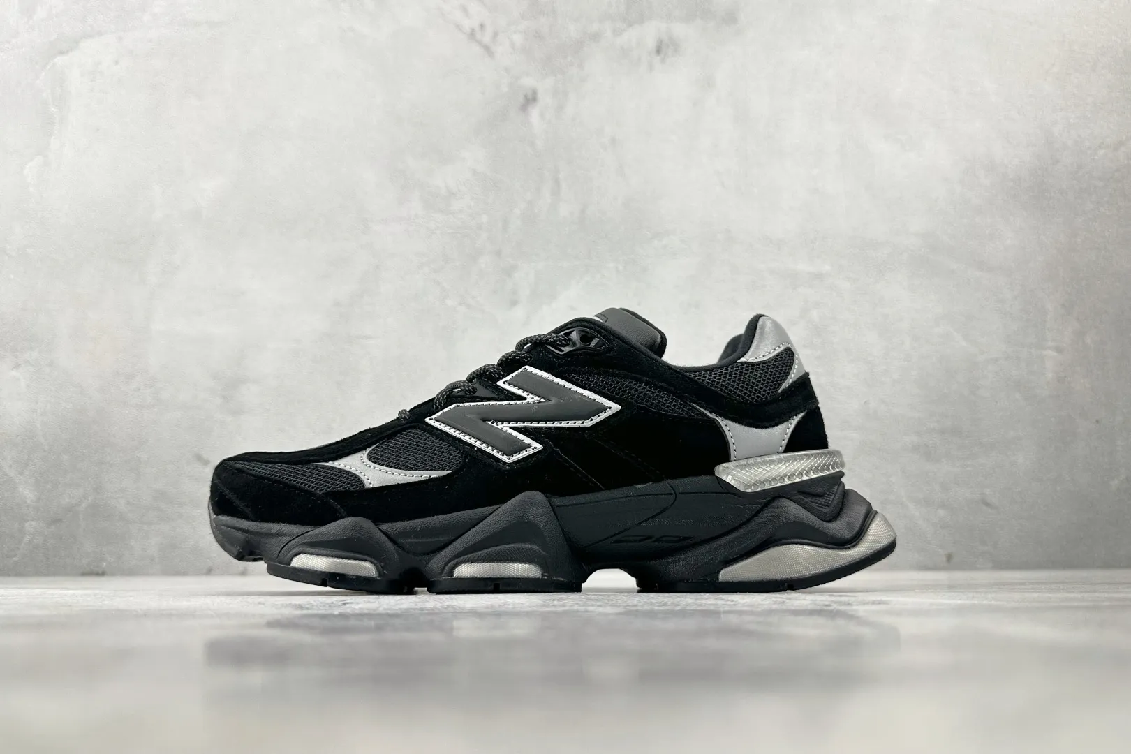 💰240 C版 纯原 大厂出品 新百伦9060 New Balance NB 9060 黑色 货号: U9060FOS 尺码：36 37 37.5 38 38.5 39.5 40 40.5 41.5 42 42.5 43 44 44.5 45 46 46.5
