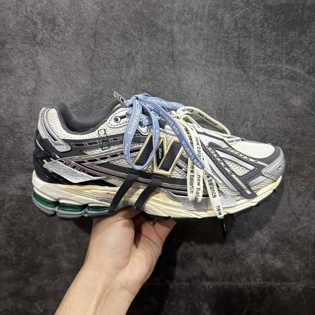 💰260 【纯原K版】新百伦New Balance M1906AR系列低帮复古老爹风休闲运动慢跑鞋 M1906AD 双绑带版本（另附一副原版鞋带） 全新大厂出品 市场第一梯队品质 绝对秒杀市场货 完美版型 正确组合大底 区别市场刷漆底版本 全套原楦原纸板原厂数据开发 进口三明治网面 原装进口皮料正确卡色 正确中底拉帮中底网布细节 原厂标裁 带紫光防伪 定制后跟透明水晶模块 冲裁组合 大底贴合程度胶水上色把控完美 整洁度挑战全网艺术家 多道序QC把关品质完善 匠心打造 耗时多月开发完成 工艺极其复杂难度可想而知 新开独立私模大底 正确六层组合大底 高端零售专供产物 Size：36 37 37.5 38 38.5 39 40 40.5 41 42 42.5 43 44 45 46 编码：X1B310320