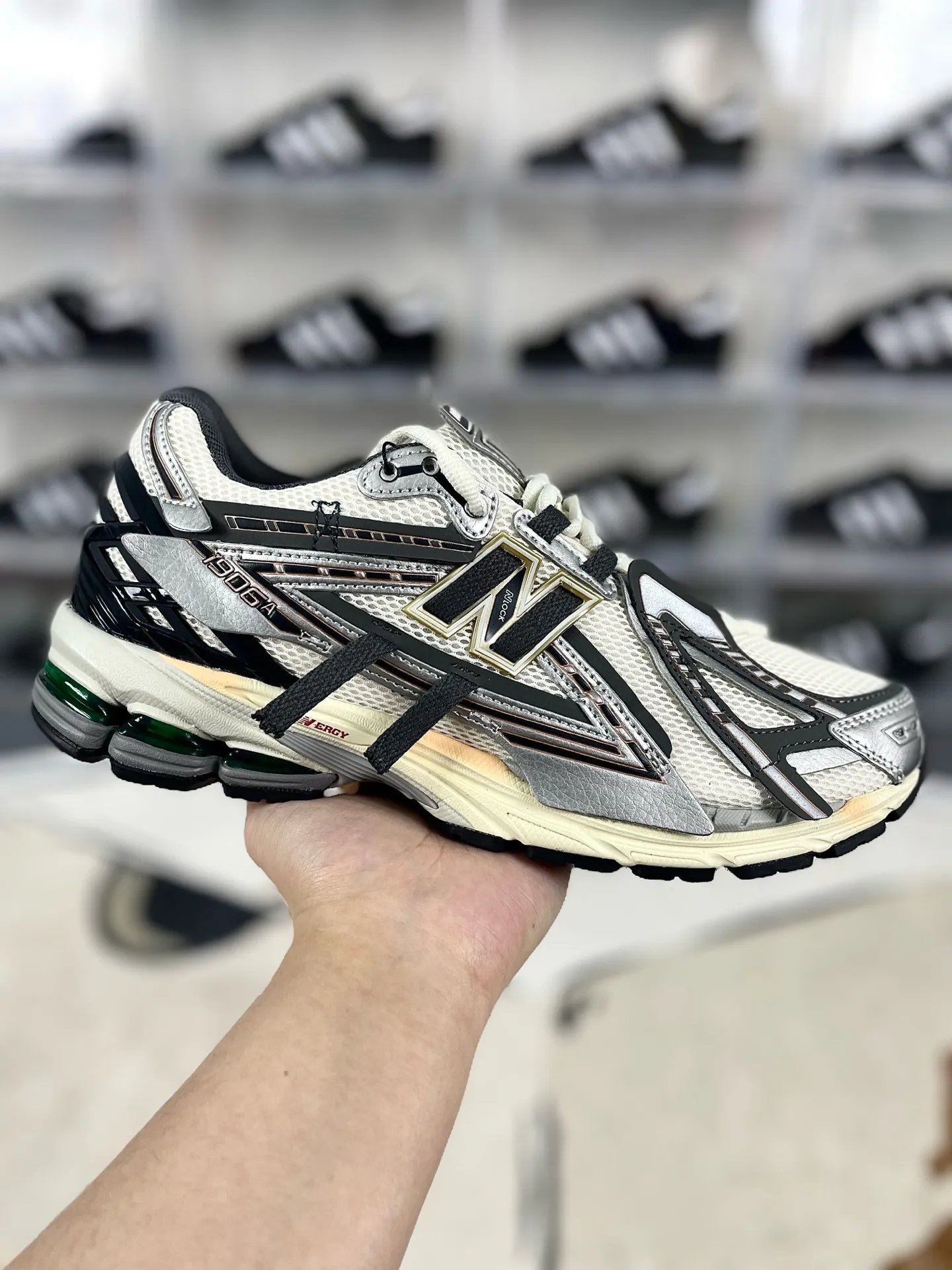 💰220 GS纯原 六层组合底New Balance 1906A 系带圆头耐磨 低帮跑步鞋 男款 灰银解构 新百伦 ▪️New Balance以诞生于21世纪的科技跑鞋1906为蓝本,融合现代先锋科技与日常使用风格注入当代美学,革新演绎复古时尚。淋漓经典轮廓,致敬千福一代跑者的科技美学,1906R以现代设计语言还原初始配色,层次演绎时光更迭的魅力。 ▪️尺码:36-45(36 37 37.5 38 38.5 39.5 40 40.5 41.5 42 42.5 43 44 44.5 45) ▪️货号:M1906AD