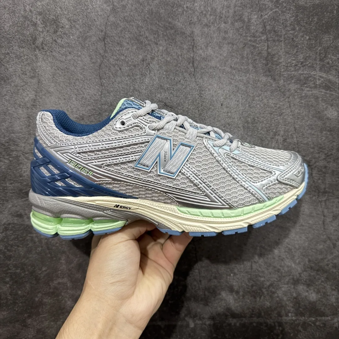 💰220【纯原版】NB新百伦New Balance NB1906 U1906RCR系列复古老爹风休闲运动慢跑鞋 采用轻质牛剖革拼接透气网眼衬垫织物鞋面材质#T-Beam大底提供足步弓支撑，保持步态稳定#后跟搭载外露缓震胶 鞋身整体以各种深浅不一的灰色覆盖，鞋头以淡蓝色调装饰，网眼衬垫通过不规律的色块实现做旧的美感，泛黄的鞋底更是进一步增添了复古气息。 尺码：36 37 37.5 38 38.5 39.5 40 40.5 41.5 42 42.5 43 44 45 46.5 编码：JP260280