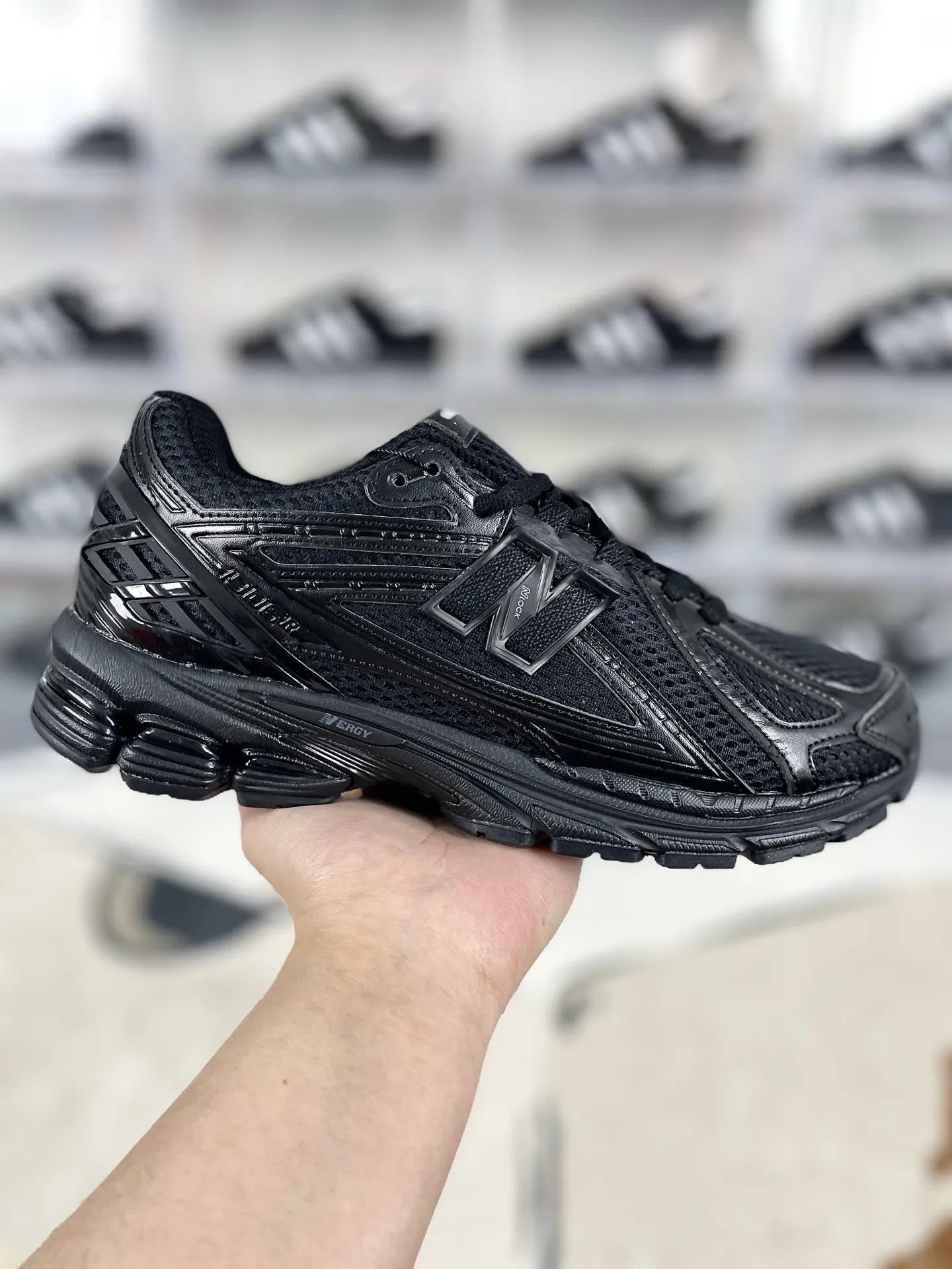 💰220 GS纯原 六层组合底【联名款】COMME des GARÇONS HOMME x New Balance NB 1906R 舒适日常 织物防滑 低帮 休闲跑步鞋 男款 黑色 新百伦 ▪️New Balance以诞生于21世纪的科技跑鞋1906为蓝本,融合现代先锋科技与日常使用风格注入当代美学,革新演绎复古时尚。淋漓经典轮廓,致敬千福一代跑者的科技美学,1906R以现代设计语言还原初始配色,层次演绎时光更迭的魅力。 ▪️尺码:36-45(36 37 37.5 38 38.5 39.5 40 40.5 41.5 42 42.5 43 44 44.5 45) ▪️货号:M1906RCM