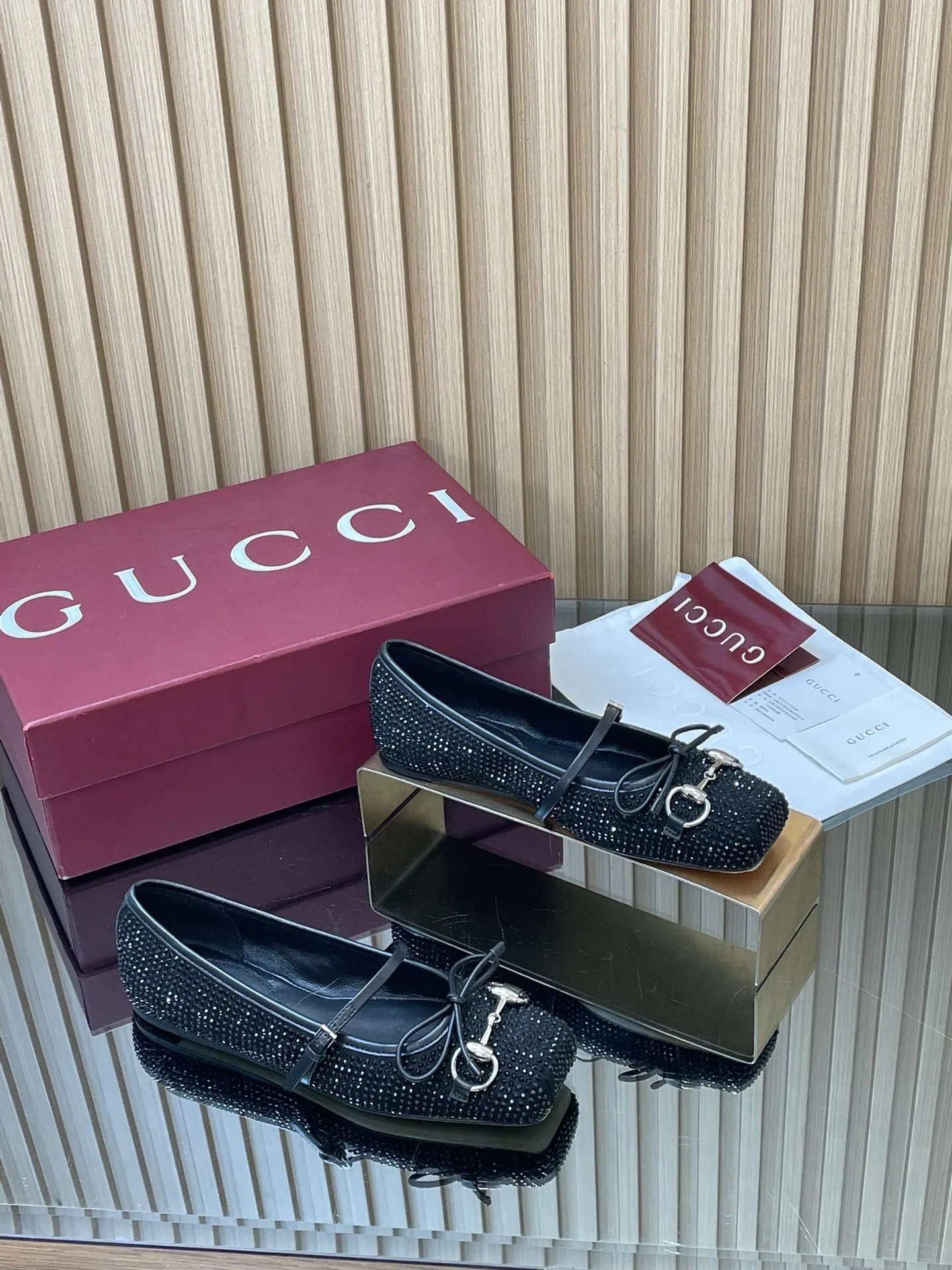GuCC高端精品 2026早春新品🆕Gucci Horsebi系列水晶钻平底芭蕾鞋🩰💰390💰闪闪发光发亮🔥马衔扣新款小方头单鞋🔥经典精致优雅俏皮时髦平底鞋🔥高质感甜美学院风便鞋😘 原汁原味原单品质!每个细节皆经过精心细致打造，可与ZG对比如一，无二品质！ 这款经典马衔扣芭蕾平底鞋，匠心致意传统芭蕾舞鞋廊形，甄选通体点缀闪亮白水晶图案和淡金色调马衔扣配件，巧妙融蕴方形内收鞋头与精致蝴蝶结细节，塑就别样魅力风尚风采。内胆构造和柔软的加衬内底带来舒适穿着体验👏👏👏 面料：原版定制进口羊京+高级水钻 五金：东莞大厂开模铆钉 马衔扣 内里／垫脚：高端定制真丝/羊皮里 跟高：平底 大底：意大利真皮底 尺码：35-41 （40 41 42定做，不退换） 全套原板高端包装！ ●意大利创作 安可拉酒红全套高档原包装