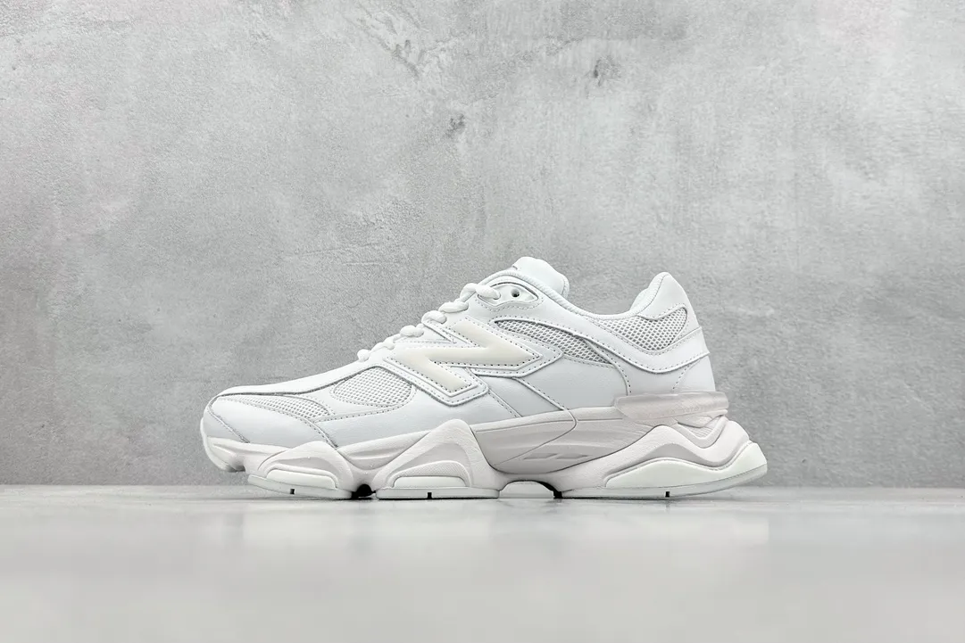 💰240 C版 Joe Freshgoods x New Balance NB9060 联名款 复古休闲运动慢跑鞋 鞋款灵感源自设计师本人对夏日的怀日回忆。鞋面大身由空间双格及磨砂鞋面拼接而生,配以柔和、温暖的粉橘色调,夏日氛围拉满#采用大面积网眼以及麂皮材质覆盖鞋身,还原经典气质。搭载ABZORB避震科技,由泡沫聚酯制成,上脚可以有效减少由鞋底反弹对身体及双腿的冲击力 官方货号: U9060NRJ 尺码:36 37 37.5 38 38.5 39.5 40 40.5 41.5 42 42.5 43 44 45 46.5 编码:YA5133