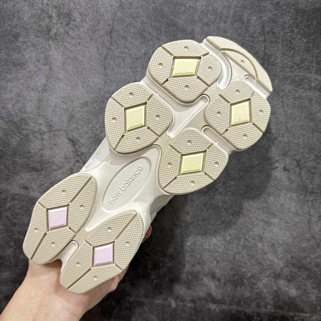 💰240【纯原版】 New Balance NB9060 联名款 复古休闲运动慢跑鞋 棕灰色U9060JDS 全套原楦原纸板原厂数据开发 进口三明治网面 原装进口翻毛皮料正确绒感卡色 正确中底拉帮中底网布细节 原厂标裁 带紫光防伪 定制后跟透明水晶模块 冲裁组合 大底贴合程度胶水上色把控完美 整洁度挑战全网艺术家 多道序QC把关品质完善 匠心打造 耗时两个月开发完成 工艺极其复杂难度可想而知 新开独立私模大底 全网唯一正确六层组合大底 高端零售专供产物 Size:36 37 37.5 38 38.5 39.5 40 40.5 41.5 42 42.5 43 44 45 46.5 编码:JPC290300