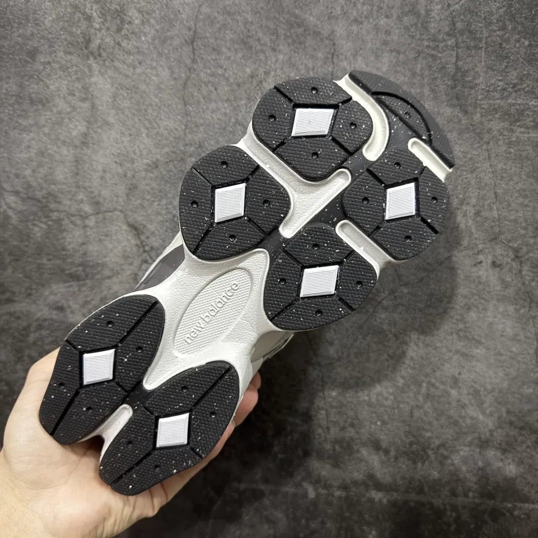 💰240【纯原版】 New Balance NB9060 联名款 复古休闲运动慢跑鞋 灰色 U9060ORB 全套原楦原纸板原厂数据开发 进口三明治网面 原装进口翻毛皮料正确绒感卡色 正确中底拉帮中底网布细节 原厂标裁 带紫光防伪 定制后跟透明水晶模块 冲裁组合 大底贴合程度胶水上色把控完美 整洁度挑战全网艺术家 多道序QC把关品质完善 匠心打造 耗时两个月开发完成 工艺极其复杂难度可想而知 新开独立私模大底 全网唯一正确六层组合大底 高端零售专供产物 Size:36 37 37.5 38 38.5 39 40 40.5 41 42 42.5 43 44 45 46.5 编码:JPC290300