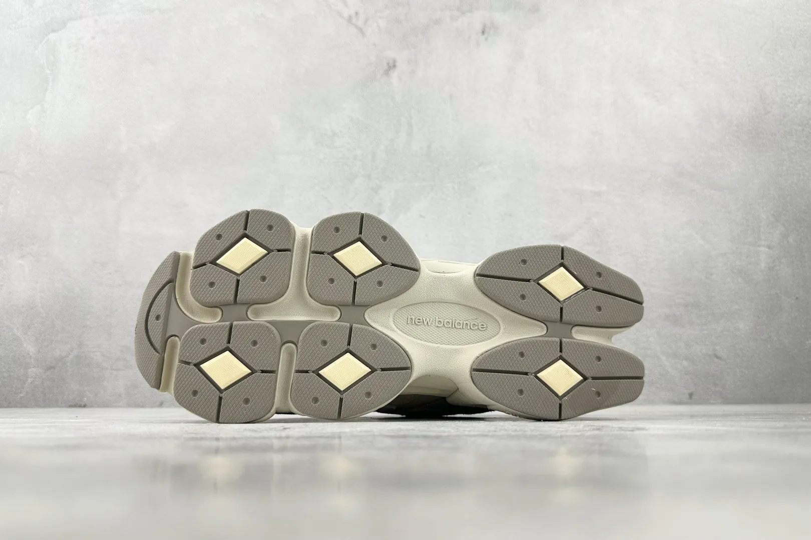 💰240 C版 纯原 大厂出品 新百伦9060 New Balance NB 9060 灰棕色 货号:U9060ERC 尺码:36 37 37.5 38 38.5 39.5 40 40.5 41.5 42 42.5 43 44 44.5 45 46 46.5 编码:33