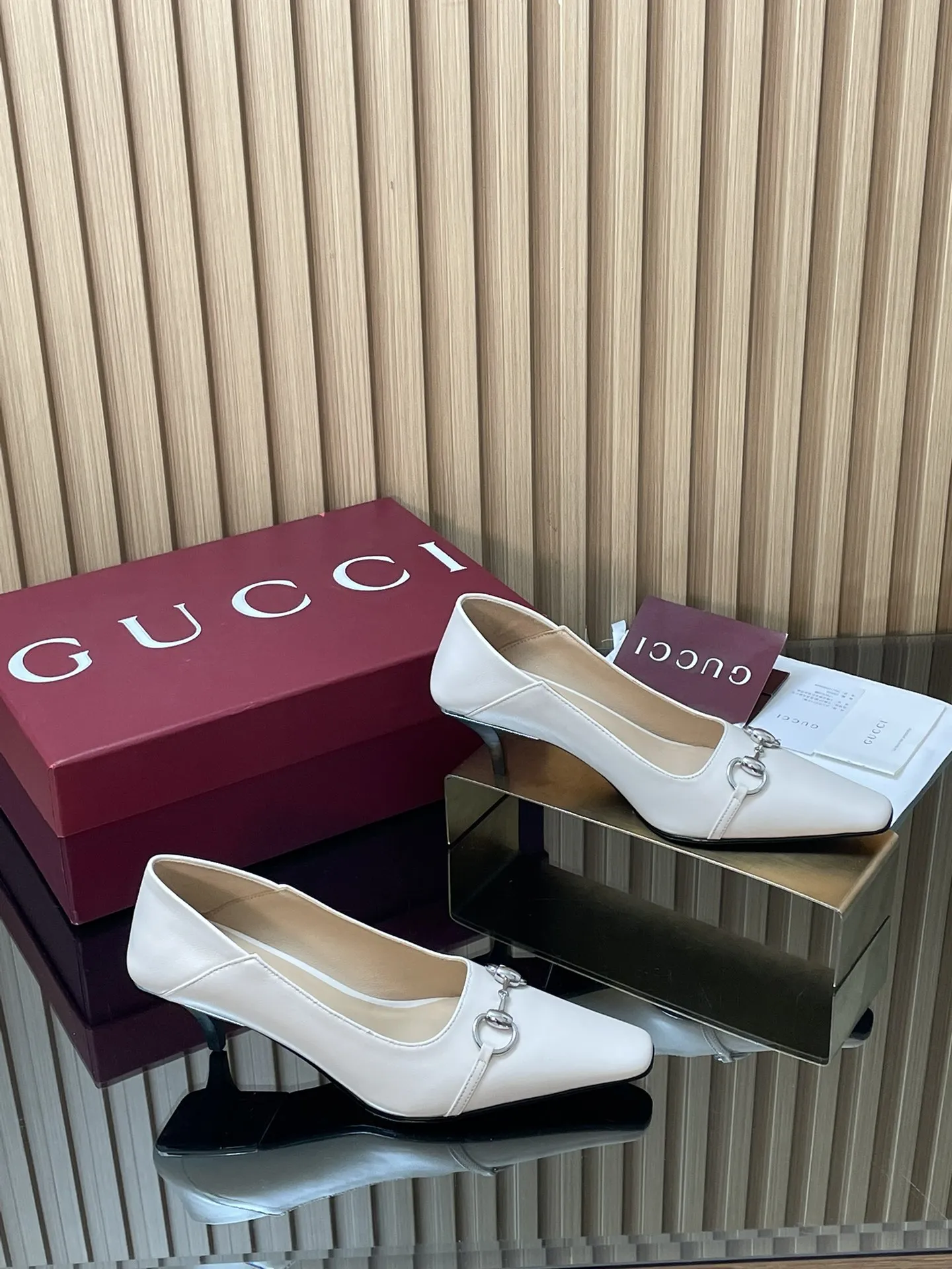 2026早春🆕GUCCi高端精品 vittoria系列浅口女鞋270💰春夏新品🆕古驰Gucci小方头系列踩跟2⃣️穿浅口单鞋😍马衔扣中跟慕勒乐福鞋‼️顶级🆙代购品质！原版1:1复刻，毎个细节皆经过精心打磨细腻制作.可与ZG对比如一，无二品质！ 这款后帮可向下翻折踩跟2⃣️穿浅口鞋于2026早春系列时装秀首度亮相全新上市，加长微方鞋头，Vittoria系列以简约利落的加长廊形与饰马衔扣锥形鞋跟匠心诠释20世纪90年代的繁美风韵，鞋履汲取品牌典藏设计灵感，鞋跟后方饰有电镀金属饰片一展随性优雅气韵。其鞋款名称正源于此设计巧思，彰显别致格调👏👏👏 面料：原版定制进口古软鞣蜡皮 内里/垫脚：进口羊皮里 鞋跟：5.5CM猫跟‼️原片版制作工艺 ABS跟包裹意大利原层皮+电镀金属片 尺码：35-42 【404142定做】不退换 包装：全套酒红原包装
