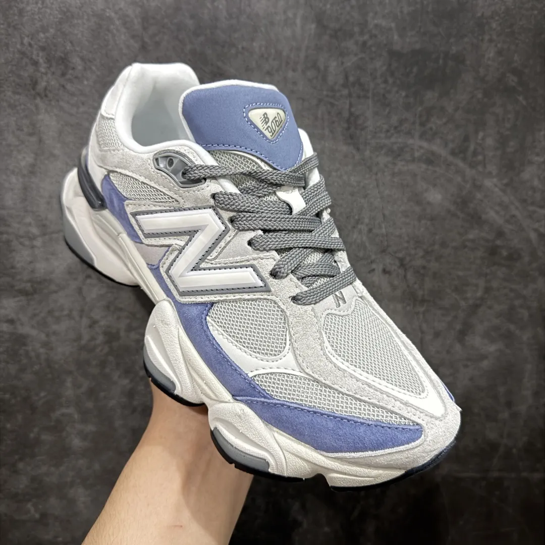 💰240【纯原版】 New Balance NB9060 联名款 复古休闲运动慢跑鞋 白蓝色U9060JBA 全套原楦原纸板原厂数据开发 进口三明治网面 原装进口翻毛皮料正确绒感卡色 正确中底拉帮中底网布细节 原厂标裁 带紫光防伪 定制后跟透明水晶模块 冲裁组合 大底贴合程度胶水上色把控完美 整洁度挑战全网艺术家 多道序QC把关品质完善 匠心打造 耗时两个月开发完成 工艺极其复杂难度可想而知 新开独立私模大底 全网唯一正确六层组合大底 高端零售专供产物 Size:36 37 37.5 38 38.5 39.5 40 40.5 41.5 42 42.5 43 44 45 46.5 编码:JPC290300