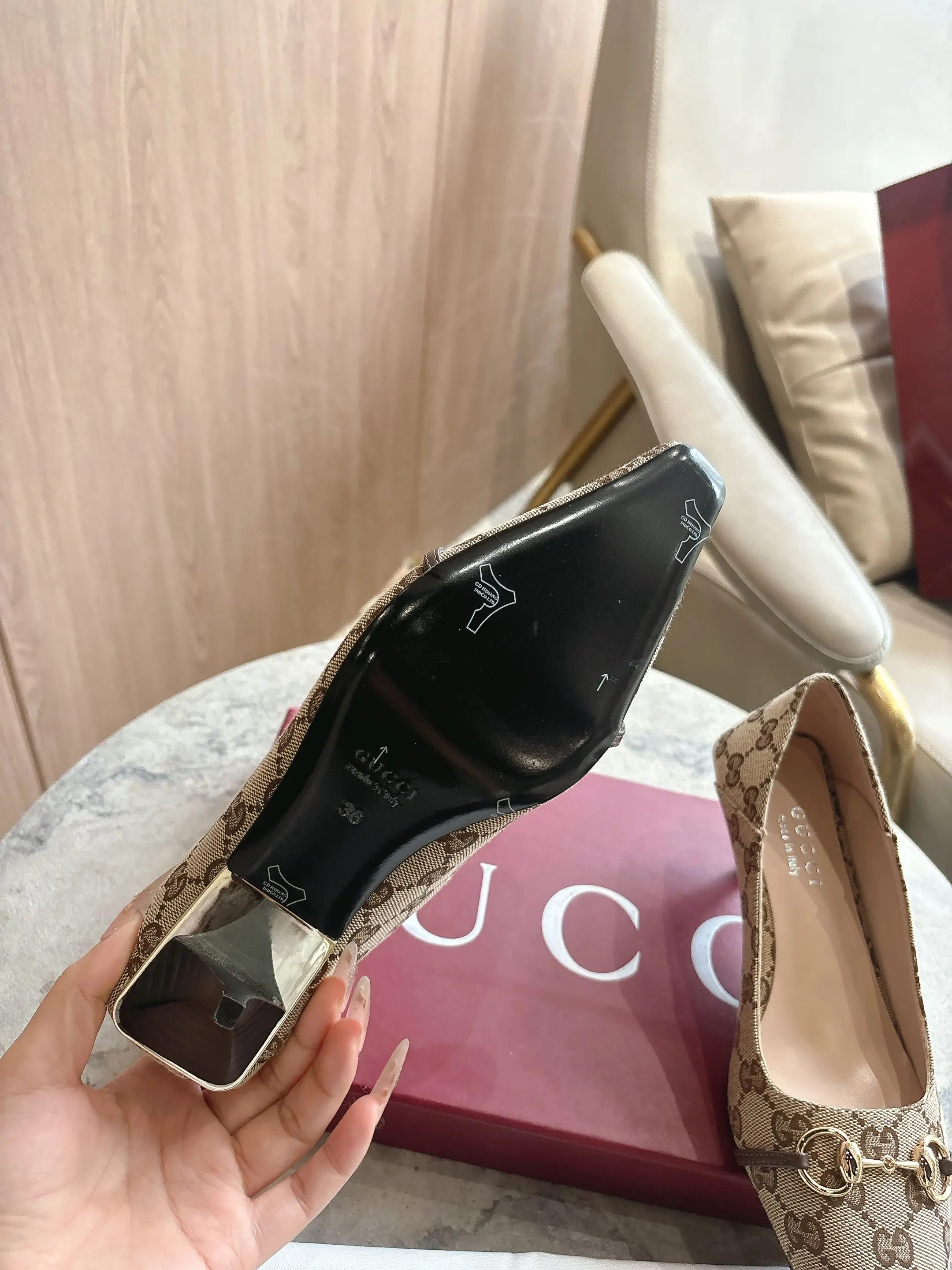 3570-1 杏G&yen;270（35-42）2026春夏系列全新上市。Vittoria系列以简约利落的加长鞋头与锥形鞋跟匠心呈献出众柔软的鞋履廓形，为《La Famiglia》增添亮眼新作。这款鞋履甄选柔软皮革打造，后帮可向下翻折，一展随性优雅气韵。其鞋款名称正源于此设计巧思。 双G布 金色调配件 米色皮革衬里 马衔扣和同款金属质感饰面&ldquo;Made in Italy by Gucci&rdquo;标识 加长微方鞋头 皮革鞋底 皮革包覆锥形鞋跟，饰金属片 中跟 高度：5.5厘米