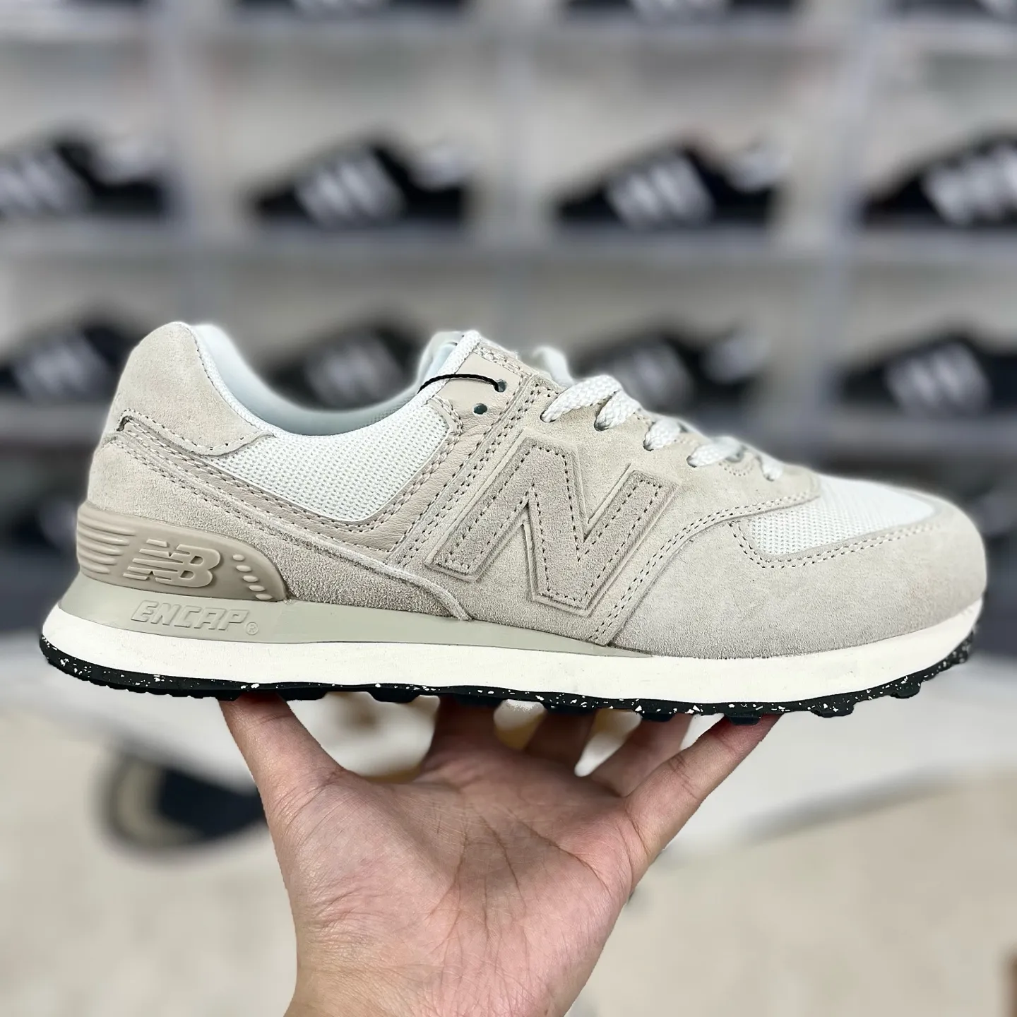 💰180 GS纯原New Balance NB 574 复古减震包裹性反光平衡耐磨轻便透气防滑 低帮 休闲跑步鞋 男女同款 米白黑 新百伦 ▪️New Balance 574 诞生于1988年,直至今天仍是 NewBalance 最为热销的复古慢跑鞋之一,其简约复古的外形,层出不穷的配色,成为了 New Balance 最热销的型号,作为New Balance 的当家鞋款,574兼具经典与时尚,备受明星潮人的追捧,是New Balance 的粉丝几乎人手一双的经典鞋款。 ▪️尺码:36-45(36 37 37.5 38 38.5 39.5 40 40.5 41.5 42 42.5 43 44 44.5 45) ▪️货号:U574OF2