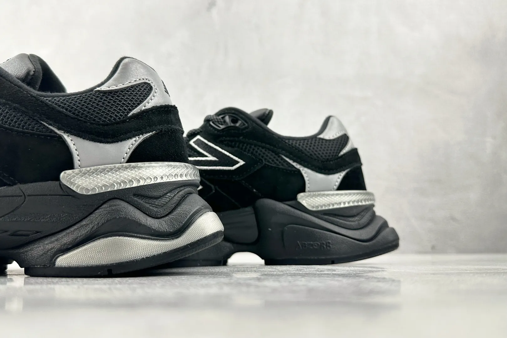 💰240 C版 纯原 大厂出品 新百伦9060 New Balance NB 9060 黑色 货号: U9060FOS 尺码：36 37 37.5 38 38.5 39.5 40 40.5 41.5 42 42.5 43 44 44.5 45 46 46.5